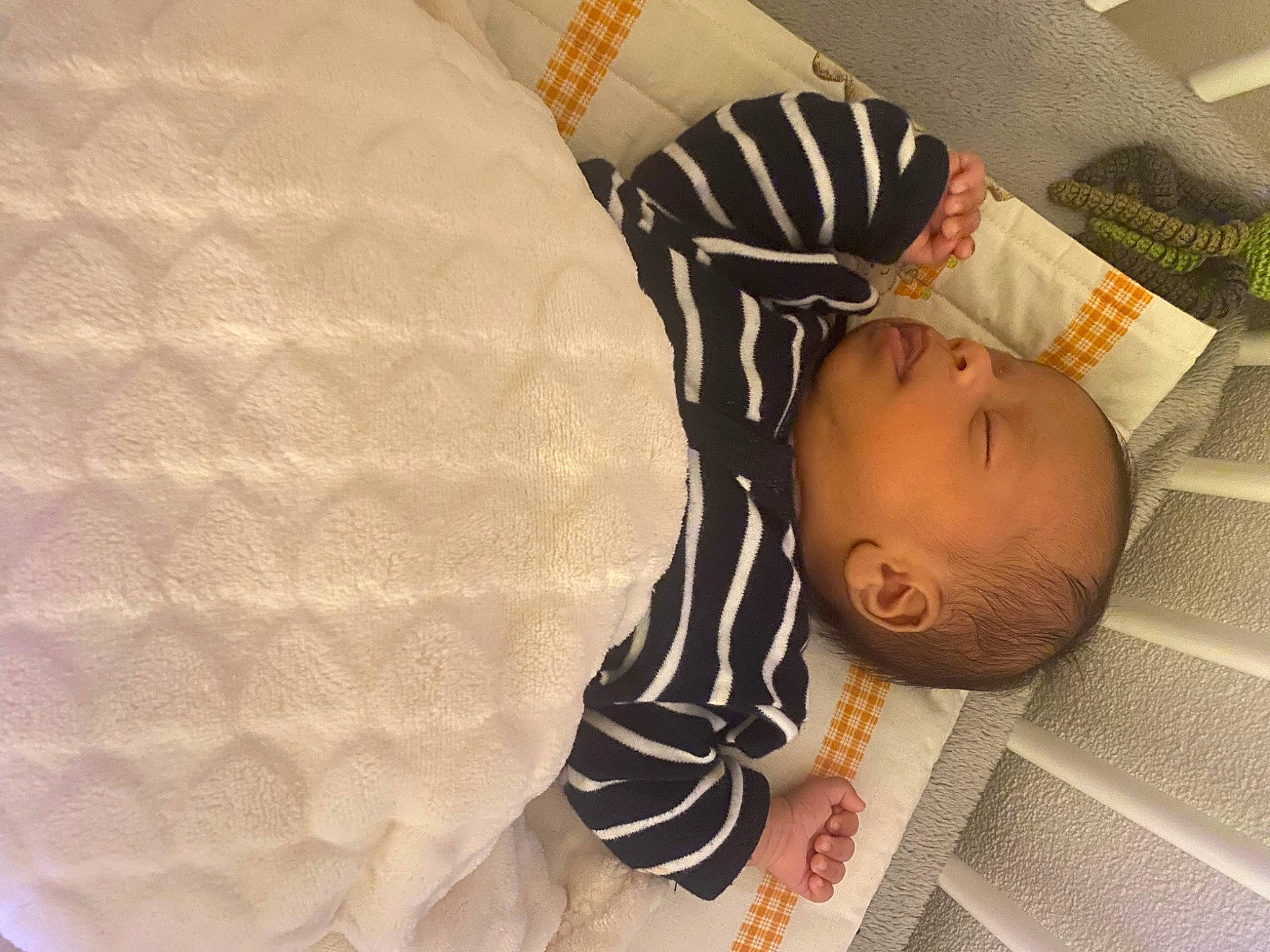 Alessio participe au concours pour gagner de l'argent avec cette photo : baby, baby_products, baby_safety, baby_sleeping, baby_toddler_clothing, bedding, bedtime, child, comfort, flooring, linens, nap, pattern, person, room, sleep, sleeve, toddler, wood