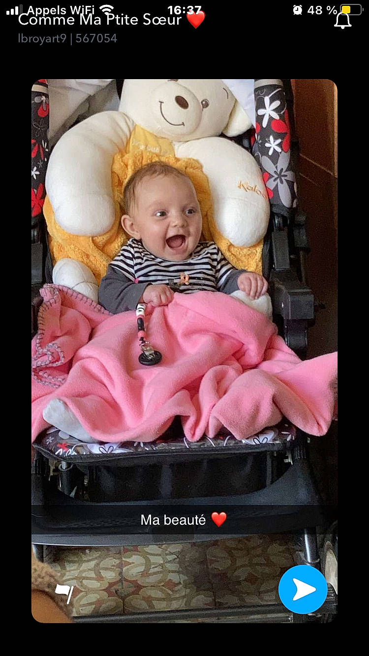 Louana participe au concours pour gagner de l'argent avec cette photo : baby, baby_carriage, baby_products, baby_toddler_clothing, car_seat, child, comfort, display_device, electronic_device, gadget, happy, magenta, person, photo_caption, photomontage, pink, room, sitting, smile, technology