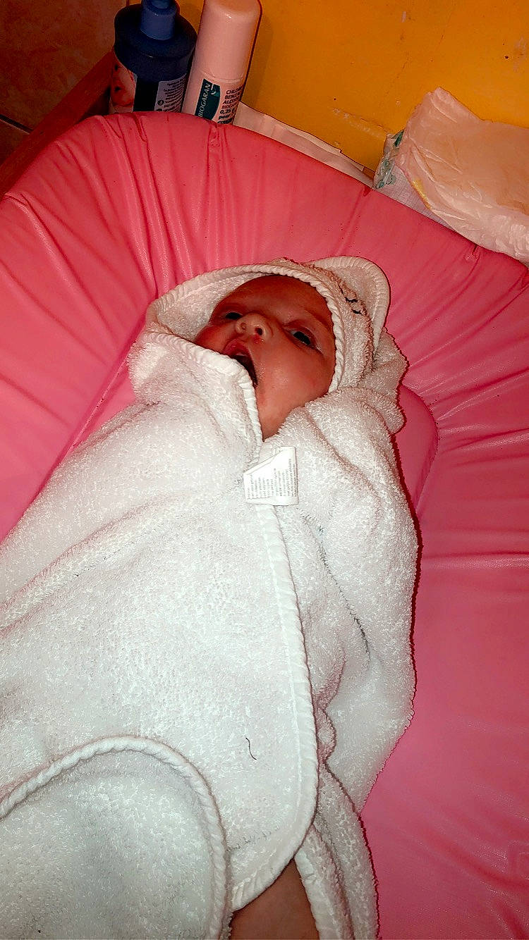 Louana participe au concours pour gagner de l'argent avec cette photo : baby, baby_products, baby_sleeping, baby_toddler_clothing, bedding, bedtime, carmine, child, comfort, eye, face, flesh, head, human_body, linens, peach, person, pink, sleeve, thumb