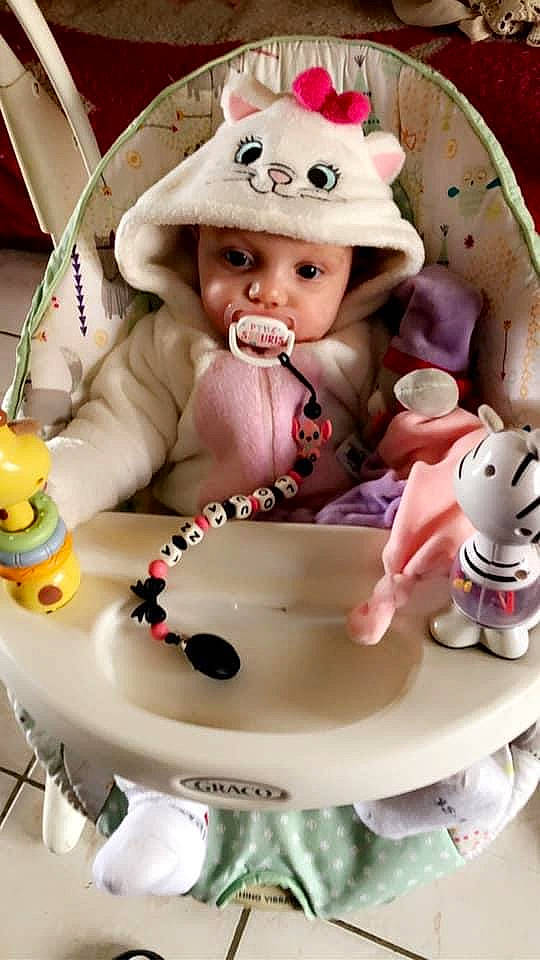 Louana a rejoint le concours — aidez-le/la à gagner de superbes lots ! baby, baby_toddler_clothing, cap, cheek, cup, dishware, drinkware, facial_expression, headwear, person, pink, porcelain, product, serveware, skin, sun_hat, sweetness, tableware, teacup, toddler