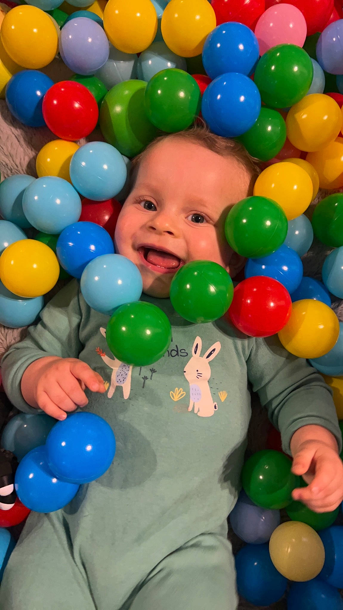 Giany a rejoint le concours — aidez-le/la à gagner de superbes lots ! baby, ball_pit, balloon, child, event, fun, green, hand, happy, head, joy, organ, party_supply, person, photograph, product, smile, snapshot, toddler, toy