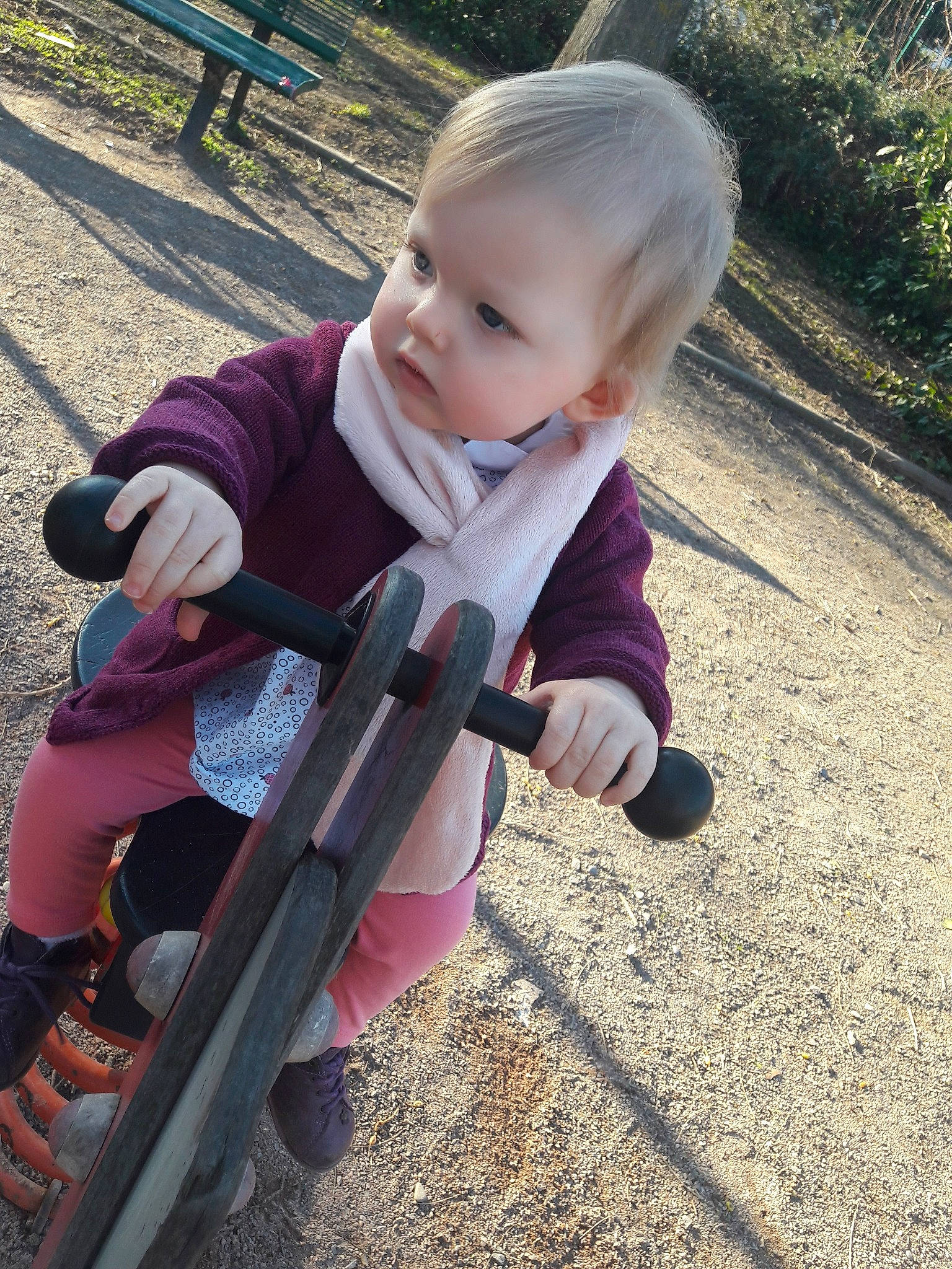 Miléna participe au concours pour gagner de l'argent avec cette photo : baby, child, person, pink, plant, play, playground, public_space, smile, toddler, tree