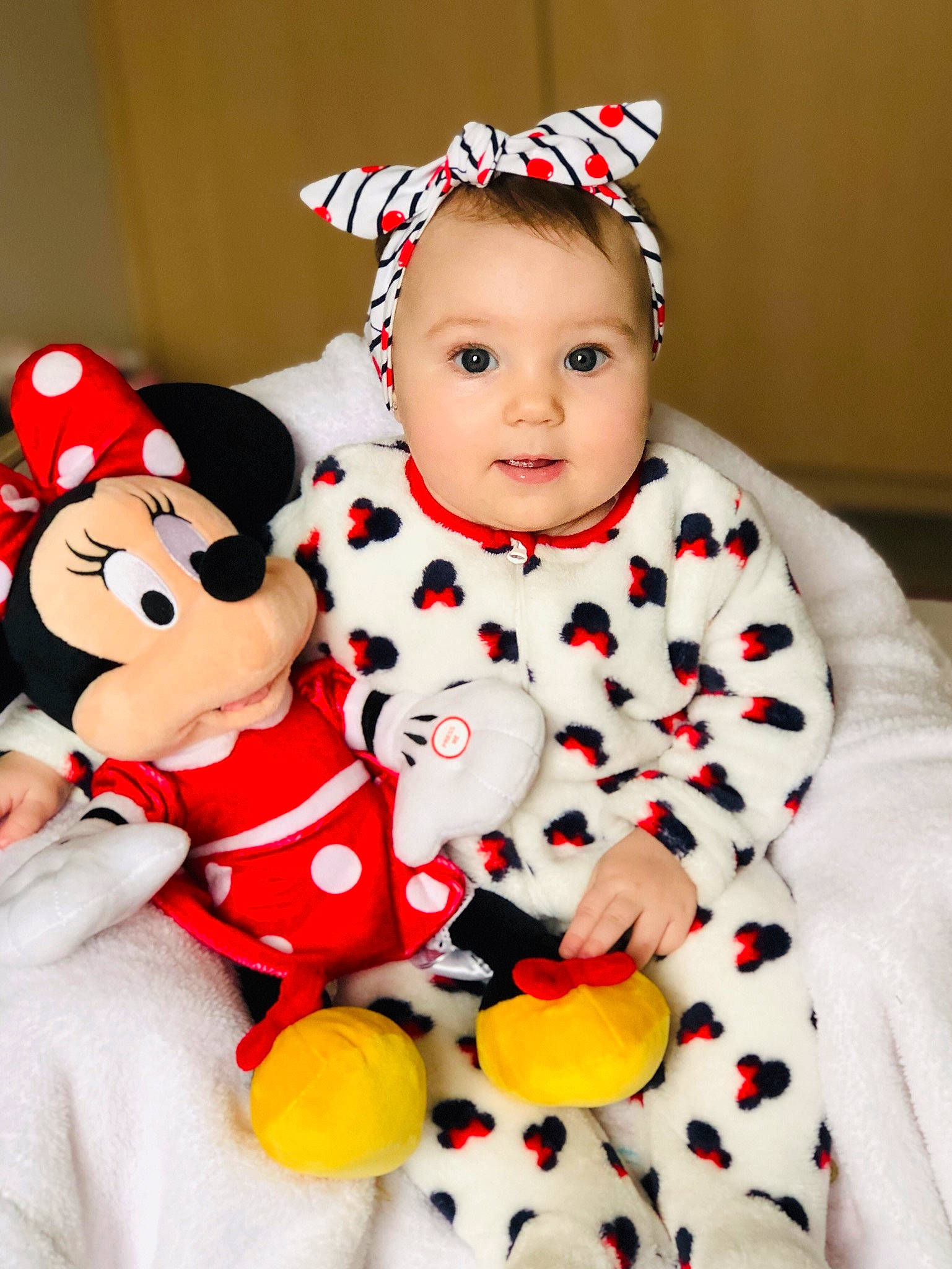 Daria participe au concours pour gagner de l'argent avec cette photo : baby, baby_playing_with_toys, baby_products, baby_toddler_clothing, baby_toys, child, christmas, costume, costume_accessory, costume_hat, hair_accessory, headband, headpiece, party_supply, person, plush, stuffed_toy, toy