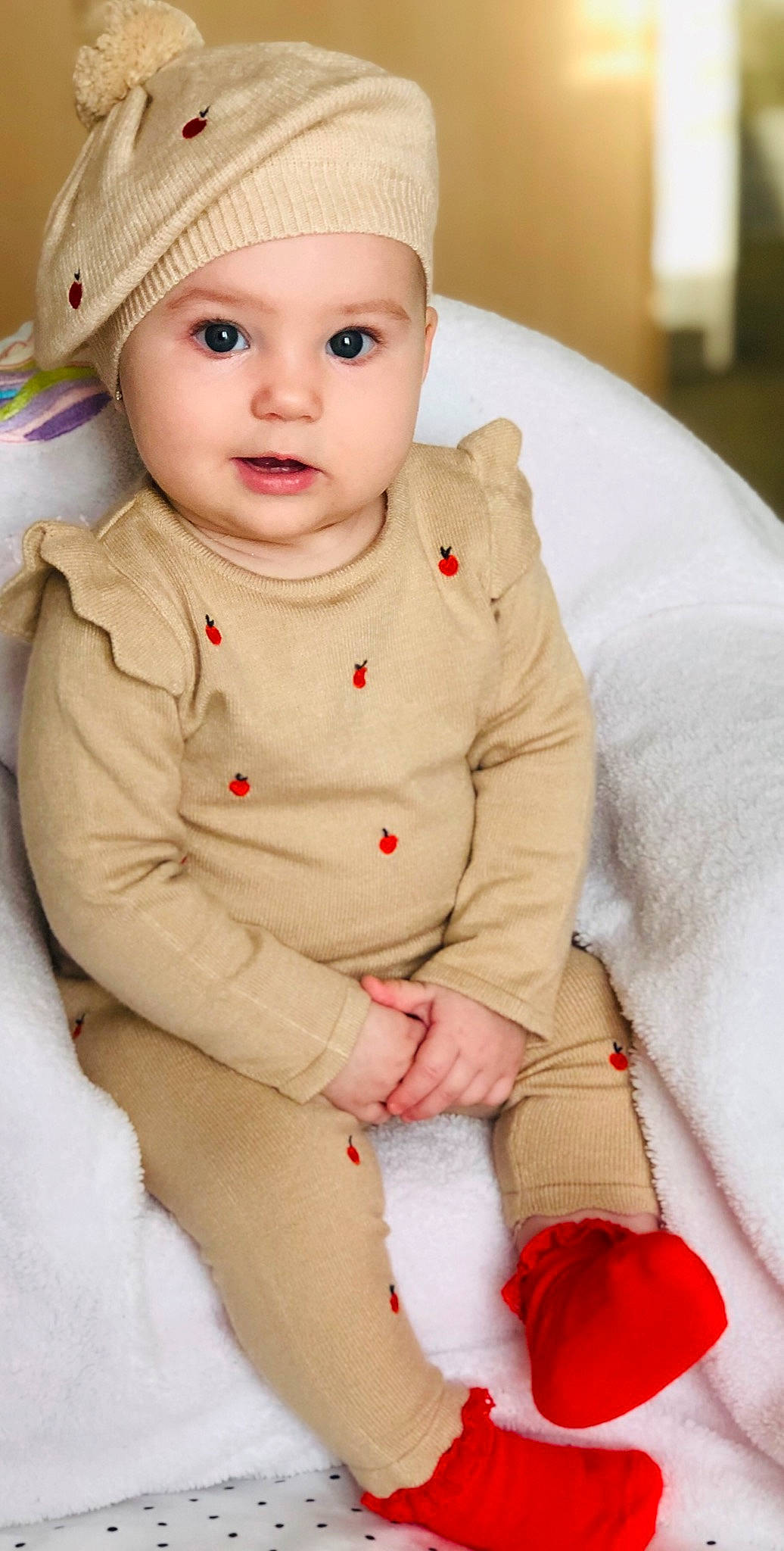 Daria participe au concours pour gagner de l'argent avec cette photo : baby, baby_toddler_clothing, beanie, bonnet, carmine, cheek, child, comfort, costume_accessory, headwear, home_accessories, human_body, knit_cap, linens, lip, person, skin, sleeve, sock, toddler