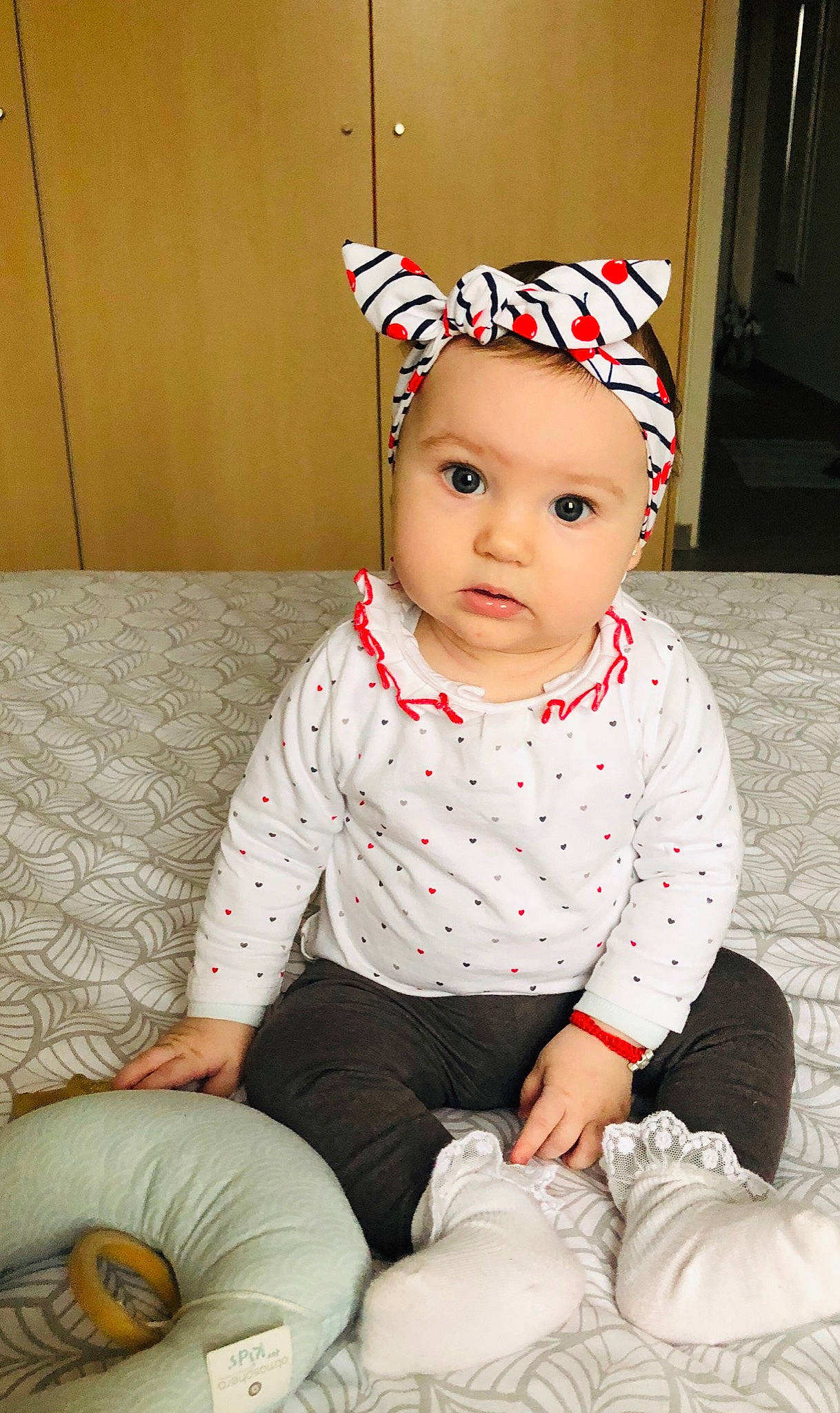 Daria participe au concours pour gagner de l'argent avec cette photo : baby, baby_toddler_clothing, cheek, child, child_model, comfort, costume, costume_accessory, costume_hat, headwear, human_body, mammal, nose, party_supply, person, photo_shoot, sitting, sock, toddler