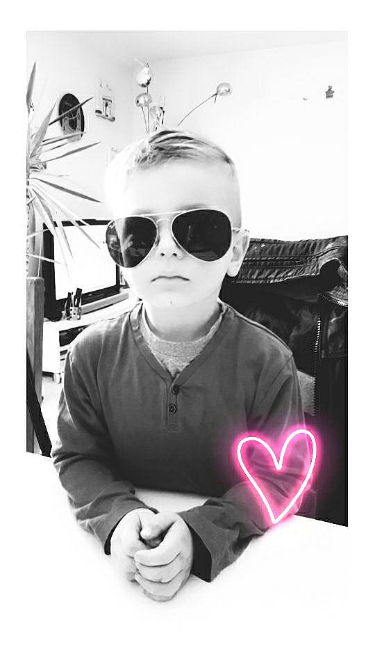 Tom participe au concours pour gagner de l'argent avec cette photo : art, black_and_white, design, eyewear, fun, gesture, glasses, goggles, happy, monochrome, monochrome_photography, organ, person, personal_protective_equipment, photograph, sleeve, style, sunglasses, toddler, vision_care