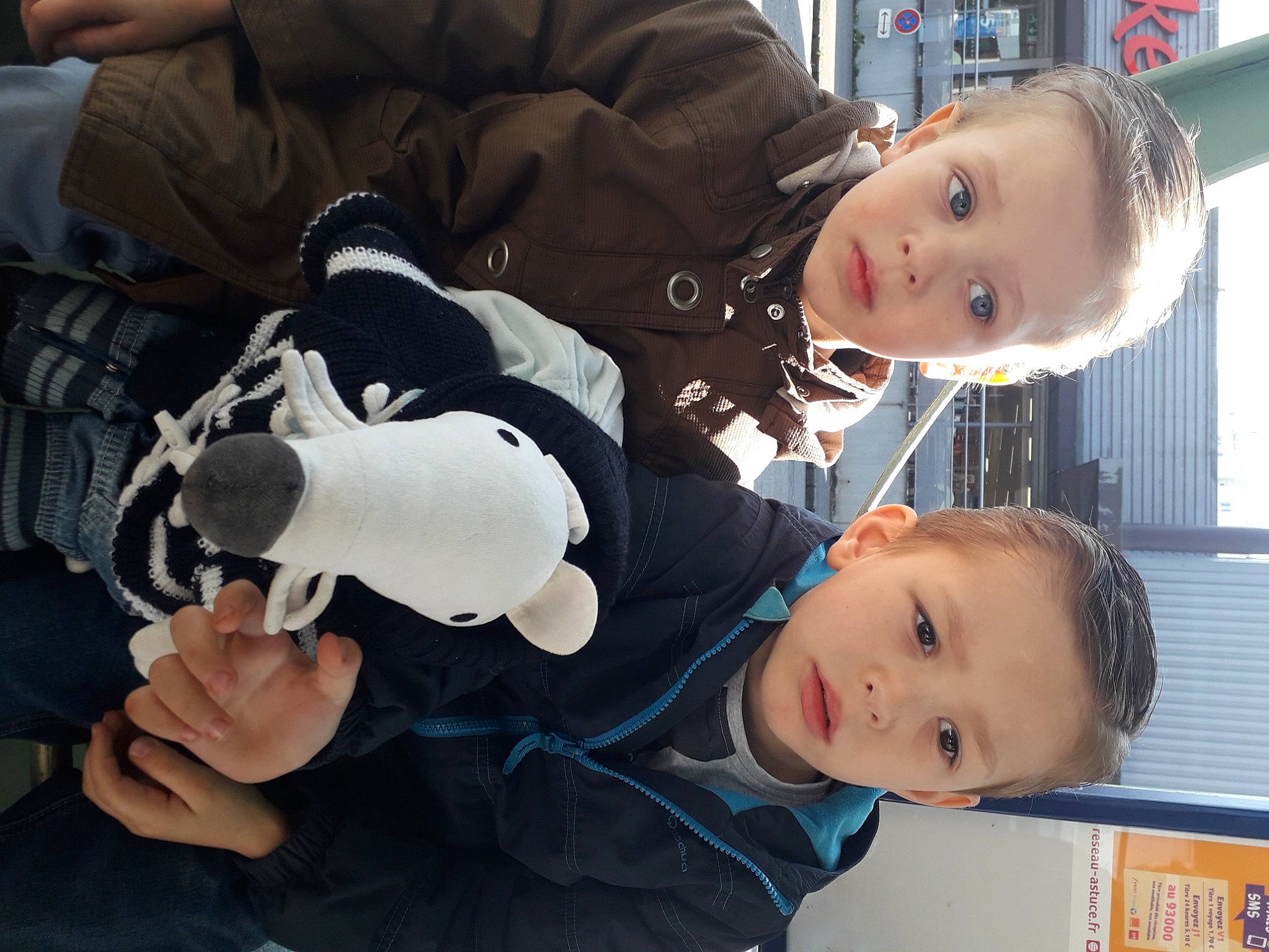 Tom participe au concours pour gagner de l'argent avec cette photo : baby, baby_products, baby_toddler_clothing, cheek, child, comfort, fun, happy, head, leisure, person, smile, thumb, toddler, tree, window, winter