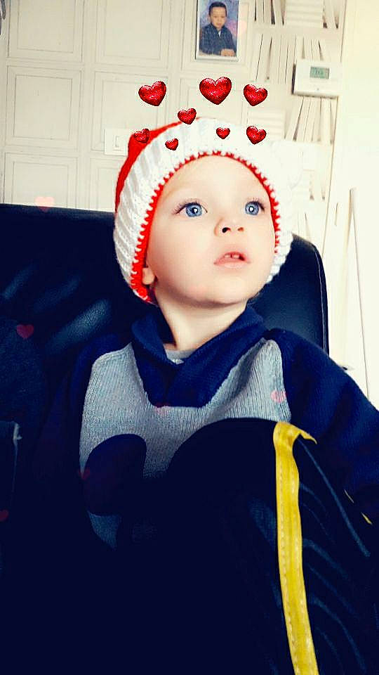 Tom a rejoint le concours — aidez-le/la à gagner de superbes lots ! baby, baby_products, baby_toddler_clothing, beanie, blurred, cap, carmine, costume_hat, electric_blue, eyebrow, eyelash, fashion_accessory, fur, happy, headgear, headwear, knit_cap, person, personal_protective_equipment, selfie
