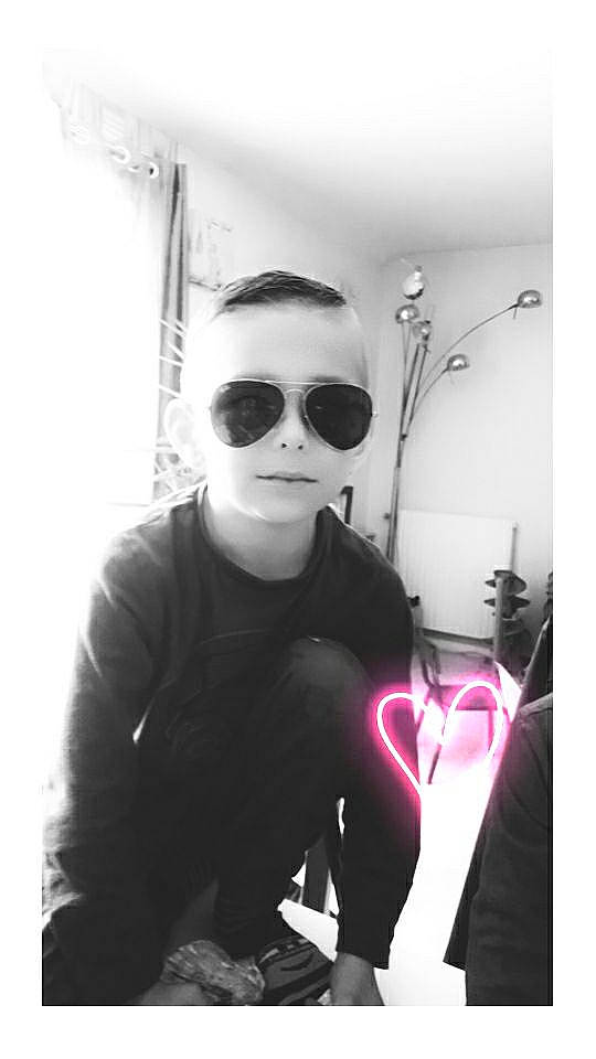 Léo participe au concours pour gagner de l'argent avec cette photo : black, black_hair, clothing, eyewear, fashion, formal_wear, gesture, glasses, goggles, human, monochrome, monochrome_photography, person, personal_protective_equipment, room, selfie, sleeve, street_fashion, sunglasses, t_shirt