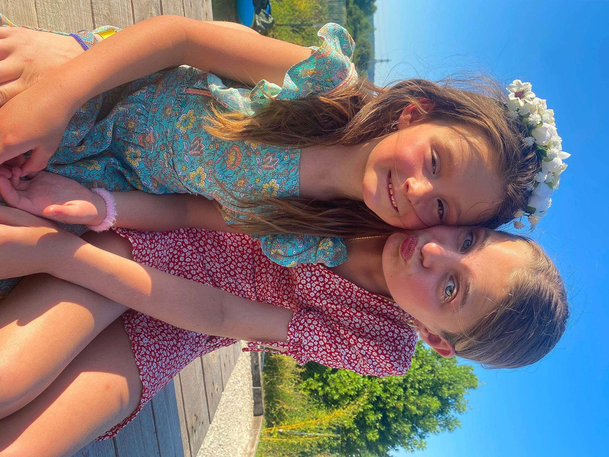 Ambre a rejoint le concours — aidez-le/la à gagner de superbes lots ! arm, dress, facial_expression, fashion, gesture, green, hair, hairstyle, hand, happy, human_body, joint, joy, organ, people_in_nature, person, photograph, shoulder, skin, sky