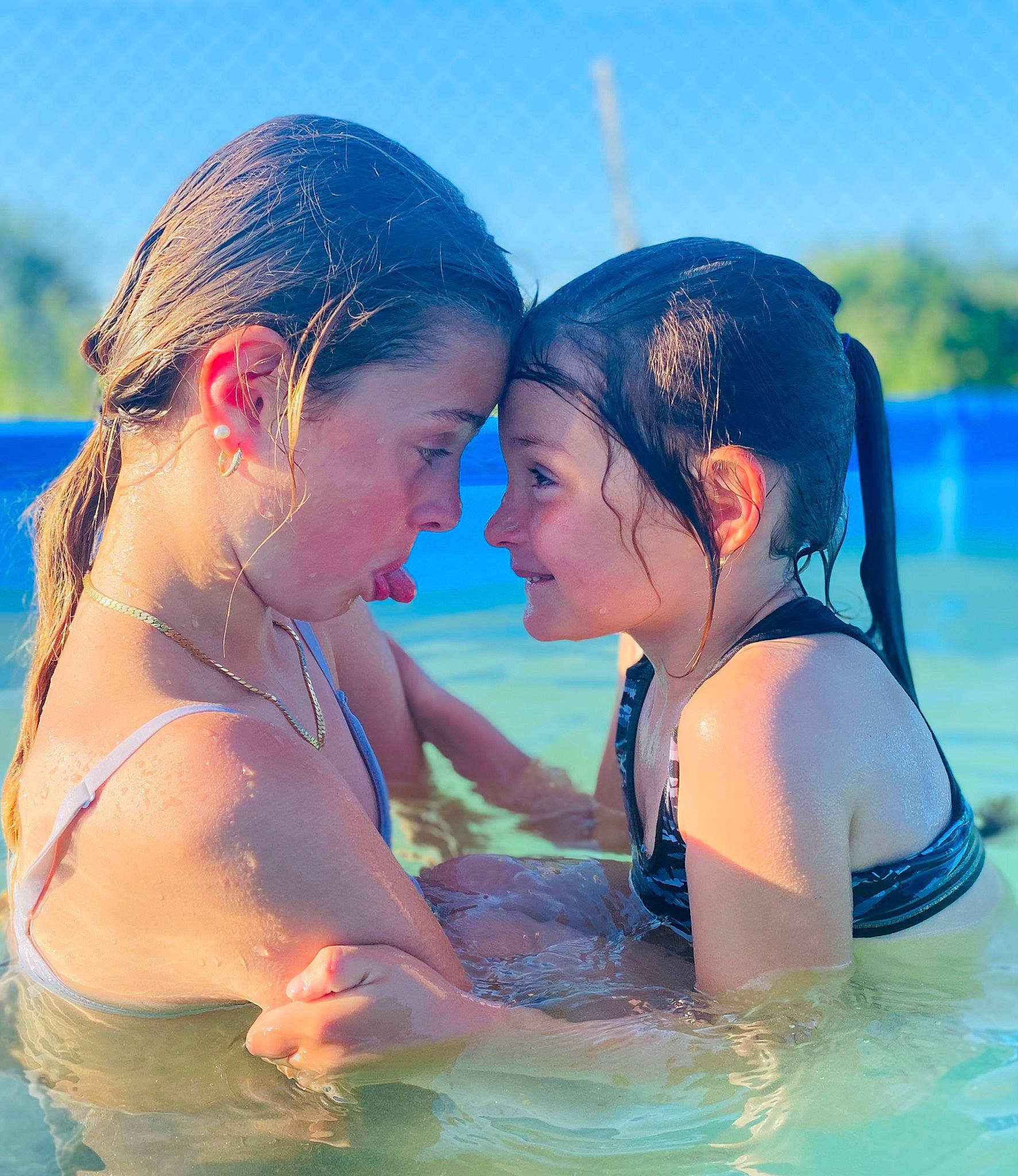 Ambre participe au concours pour gagner de l'argent avec cette photo : bathing, bikini, brassiere, chest, child, fun, gesture, happy, human_body, joy, leisure, outdoor_recreation, people_in_nature, people_on_beach, person, recreation, sky, smile, sunlight, swimming_pool