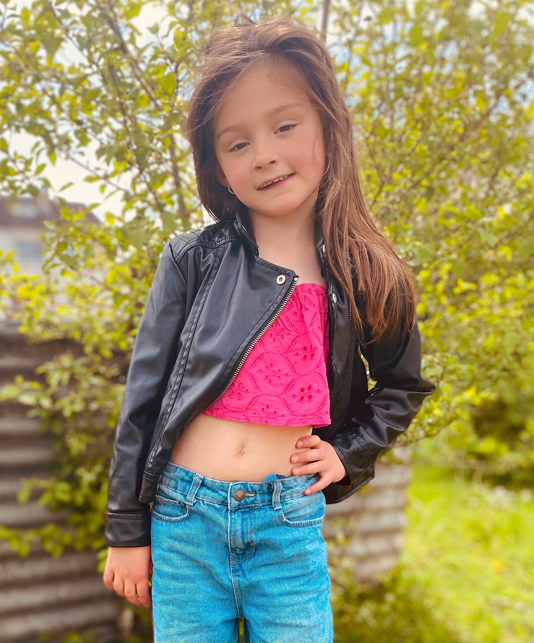 Enola a rejoint le concours — aidez-le/la à gagner de superbes lots ! denim, eye, face, grass, hair, happy, jacket, joy, leisure, long_hair, neck, outerwear, people_in_nature, person, plant, sleeve, smile, standing, toddler, tree