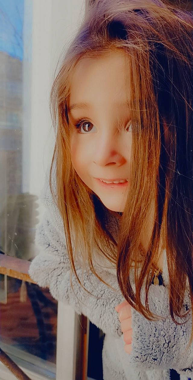 Enola participe au concours pour gagner de l'argent avec cette photo : bangs, blond, brown_hair, cheek, chin, eyebrow, eyelash, hair, happy, iris, jaw, layered_hair, lip, long_hair, nose, person, skin, sleeve, smile, step_cutting