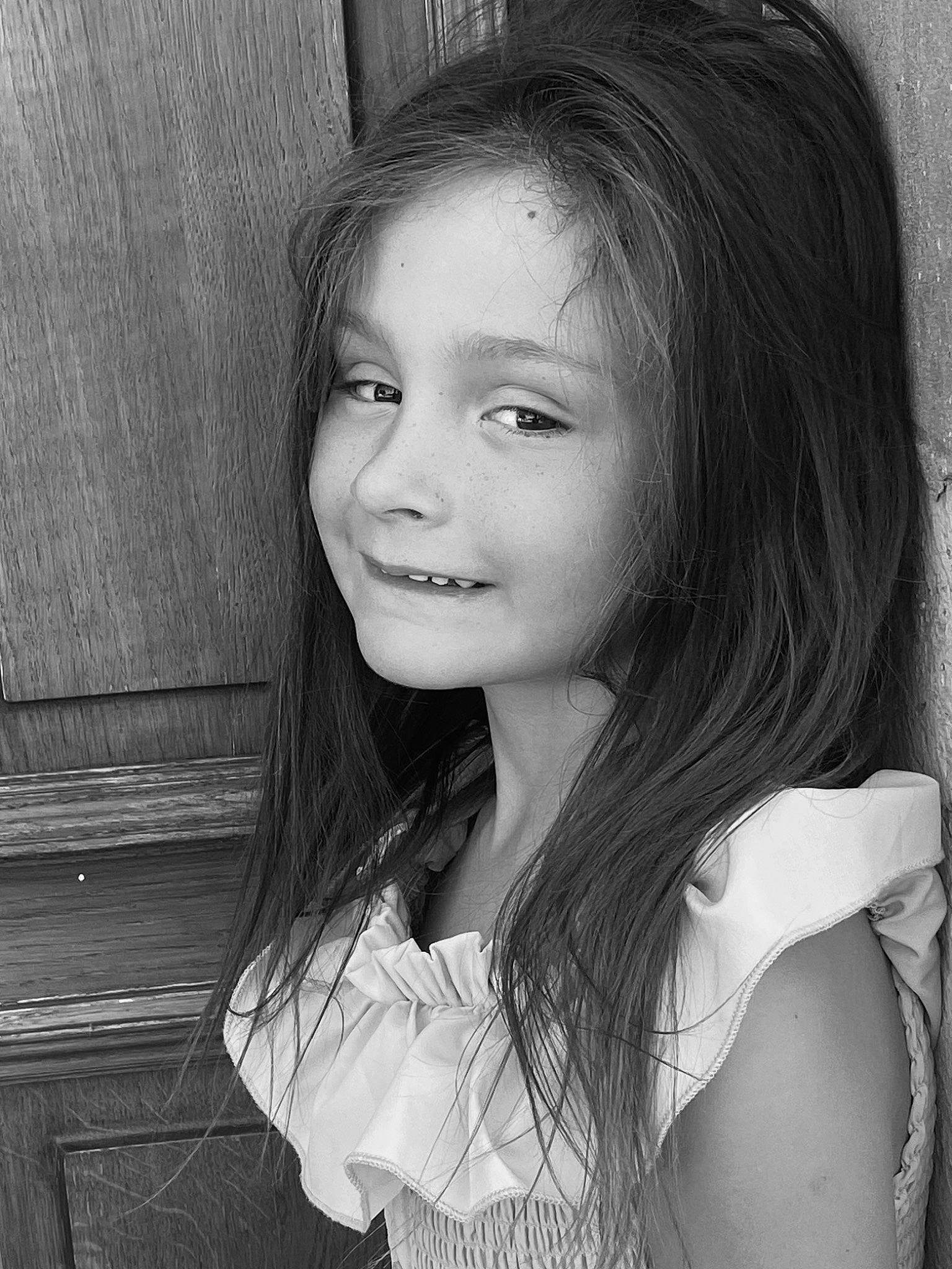 Enola a rejoint le concours — aidez-le/la à gagner de superbes lots ! beauty, black, black_and_white, black_hair, cheek, eyebrow, eyelash, flash_photography, happy, iris, jaw, joy, layered_hair, lip, long_hair, monochrome, monochrome_photography, person, smile, step_cutting