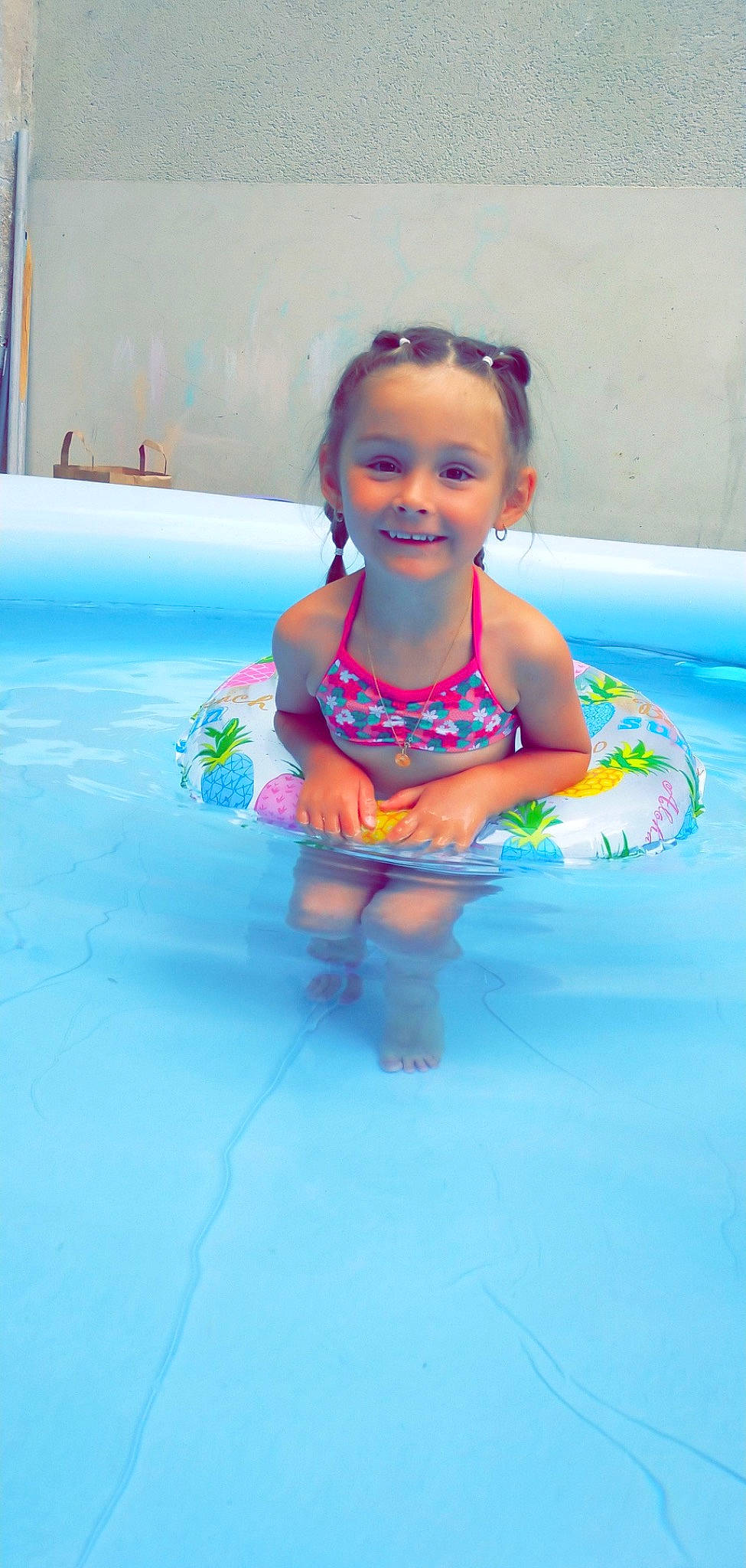 Enola participe au concours pour gagner de l'argent avec cette photo : baby, baby_products, baby_toddler_clothing, bathing, child, face, fun, goggles, happy, head, joy, leisure, leisure_centre, person, personal_protective_equipment, play, recreation, smile, swimming_pool, swimwear