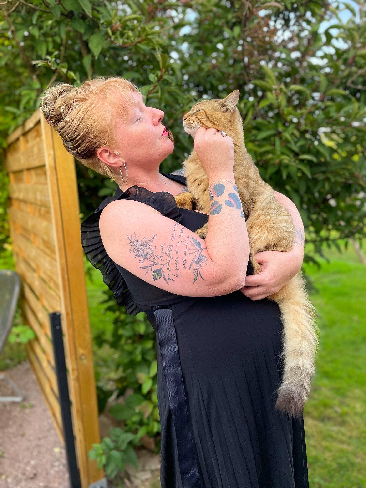 Soleil participe au concours pour gagner de l'argent avec cette photo : chest, elbow, flash_photography, fun, gesture, glasses, grass, grass_family, hand, happy, human_body, jewellery, leisure, people_in_nature, plant, shoulder, standing, tree, trunk, waist