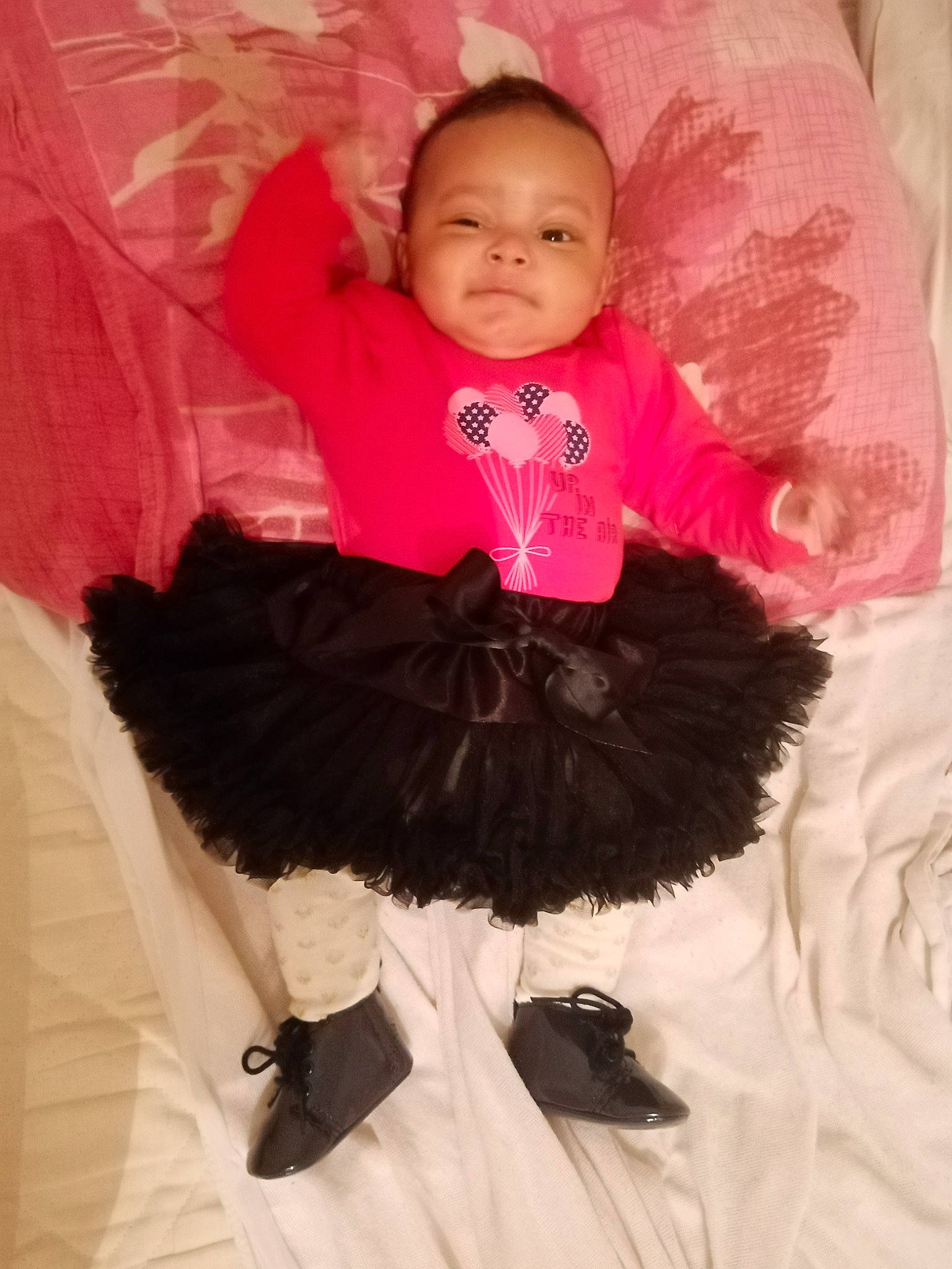 Aminata participe au concours pour gagner de l'argent avec cette photo : baby, baby_toddler_clothing, child, costume, fur, outerwear, person, pink, skin, toddler