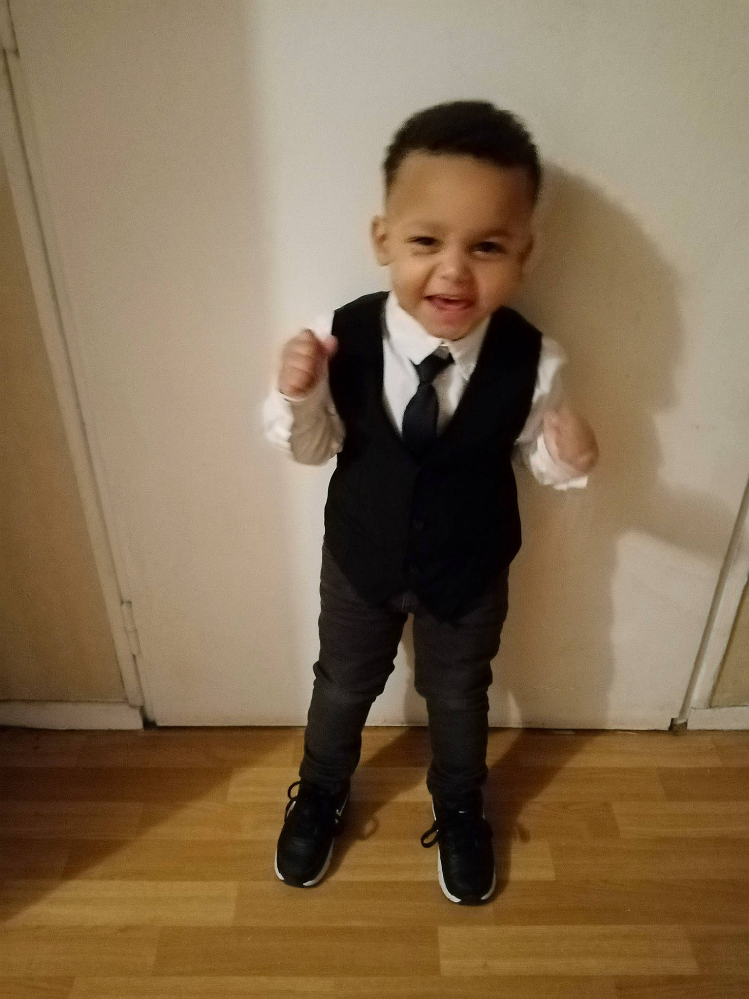 Ismael a rejoint le concours — aidez-le/la à gagner de superbes lots ! baby_toddler_clothing, child_model, clothing, collar, dress_shirt, ear, floor, flooring, formal_wear, hardwood, joy, laminate_flooring, person, shirt, shoulder, sleeve, standing, tie, toddler, trousers