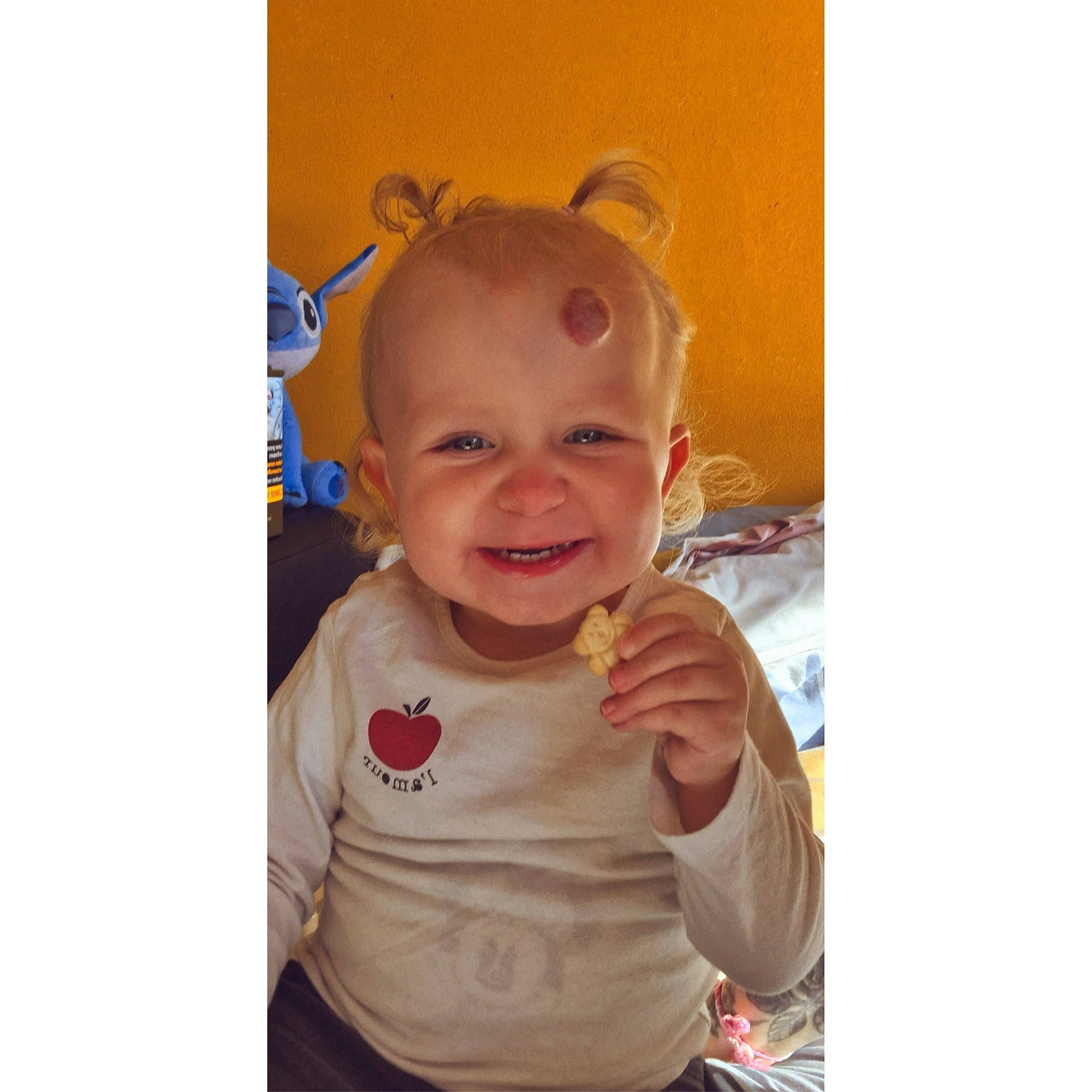 Spencer participe au concours pour gagner de l'argent avec cette photo : arm, baby, baby_laughing, baby_toddler_clothing, ear, eye, font, gesture, hair, happy, joy, metal, neck, person, selfie, shirt, sitting, sleeve, smile, sportswear