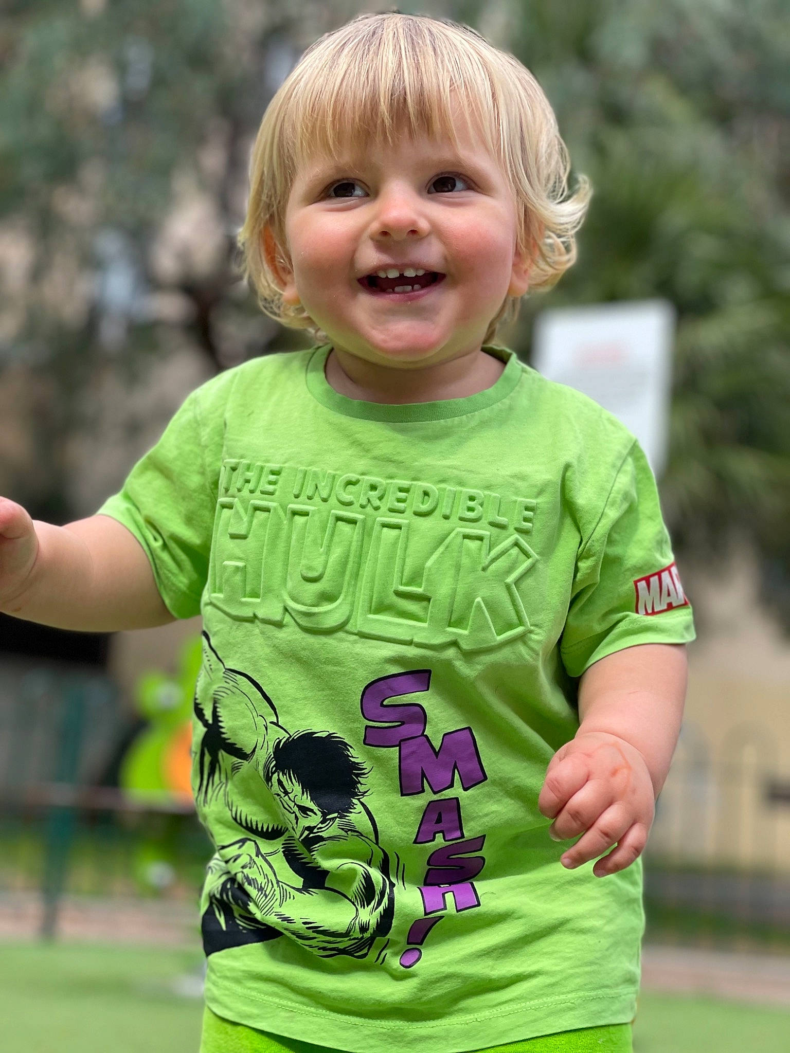 Richard a rejoint le concours — aidez-le/la à gagner de superbes lots ! child, clothing, eye, face, facial_expression, grass, hair, happy, head, human, iris, joy, organ, people_in_nature, person, photograph, pink, sleeve, smile, standing