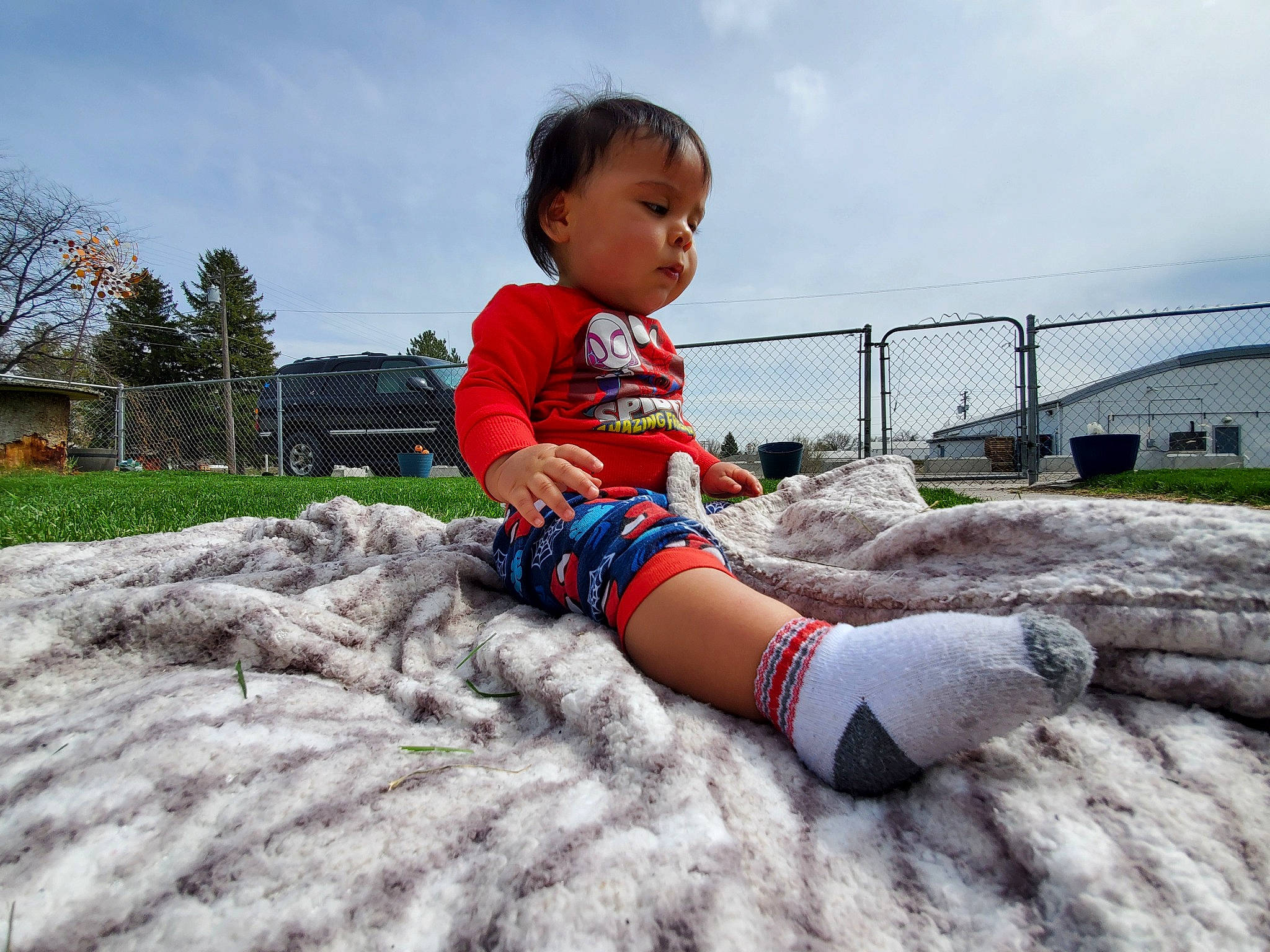 Jesiah is registered to the contest to win money with this photo: baby_toddler_clothing, city, cloud, fun, grass, happy, head, human_leg, knee, landscape, leisure, people_in_nature, person, plant, recreation, sitting, sky, soil, t_shirt, toddler