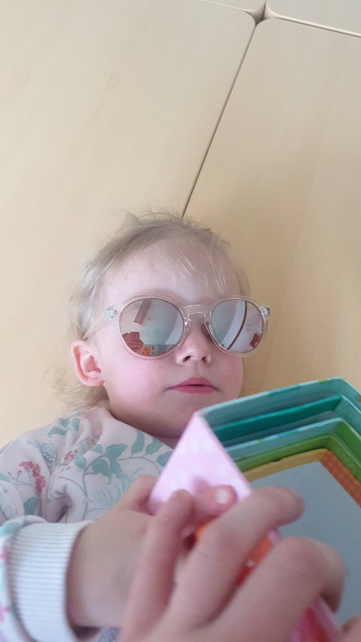 Inaya participe au concours pour gagner de l'argent avec cette photo : baby, cheek, eye, eyebrow, eyelash, eyewear, finger, gesture, glasses, goggles, hand, happy, lip, mouth, nose, person, pink, skin, sunglasses, toddler