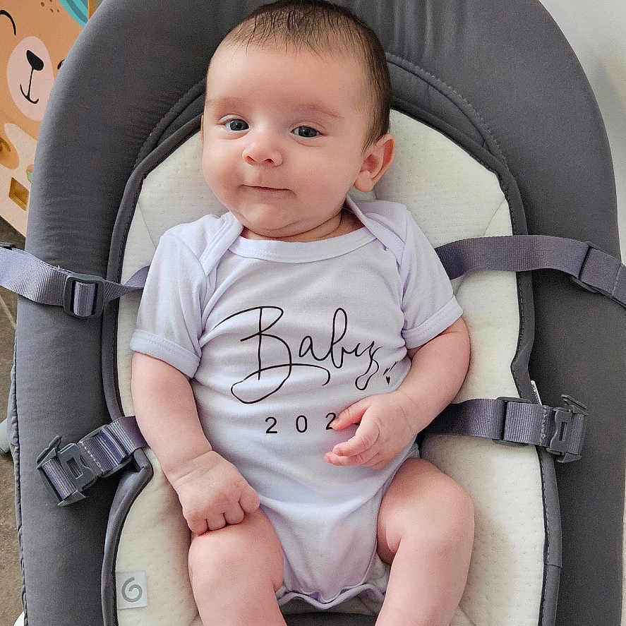 Adenssio participe au concours pour gagner de l'argent avec cette photo : accessories, baby, bodypart, car, clothing, crib, cushion, face, furniture, head, homedecor, infantbed, person, photography, portrait, sitting, strap, t_shirt, transportation, vehicle