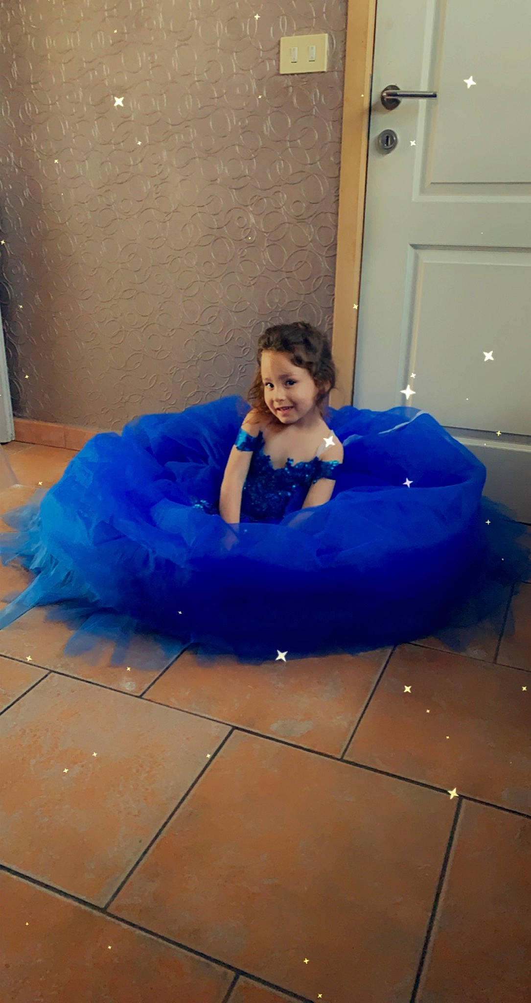 Carla participe au concours pour gagner de l'argent avec cette photo : bean_bag, child, cleanliness, comfort, curtain, door, electric_blue, floor, flooring, fun, hardwood, human_leg, joy, lap, leisure, person, purple, recreation, room, sitting