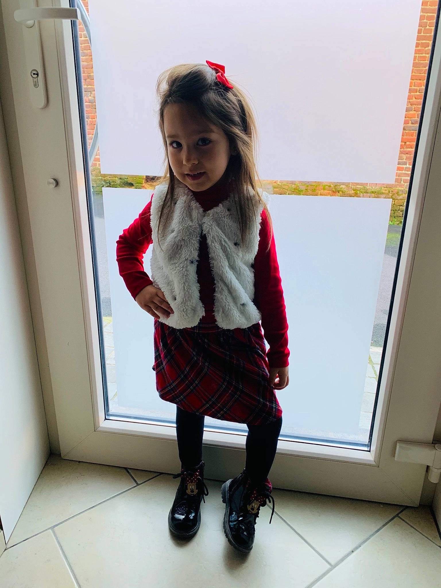 Carla a rejoint le concours — aidez-le/la à gagner de superbes lots ! baby_toddler_clothing, child, fashion_design, floor, flooring, fun, human_leg, joint, knee, leg, person, plaid, purple, shoe, sleeve, sneakers, standing, street_fashion, thigh, toddler