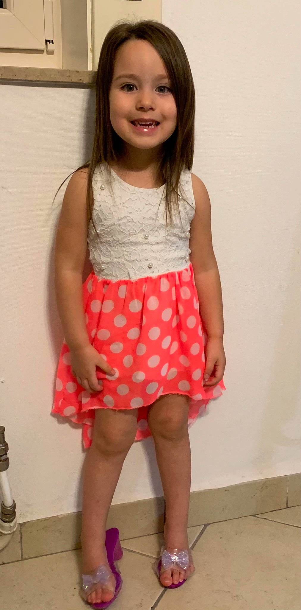 Carla participe au concours pour gagner de l'argent avec cette photo : clothing, day_dress, dress, face, hair, head, human_body, joint, joy, leg, neck, one_piece_garment, person, pink, shoulder, skin, sleeve, smile, textile, thigh