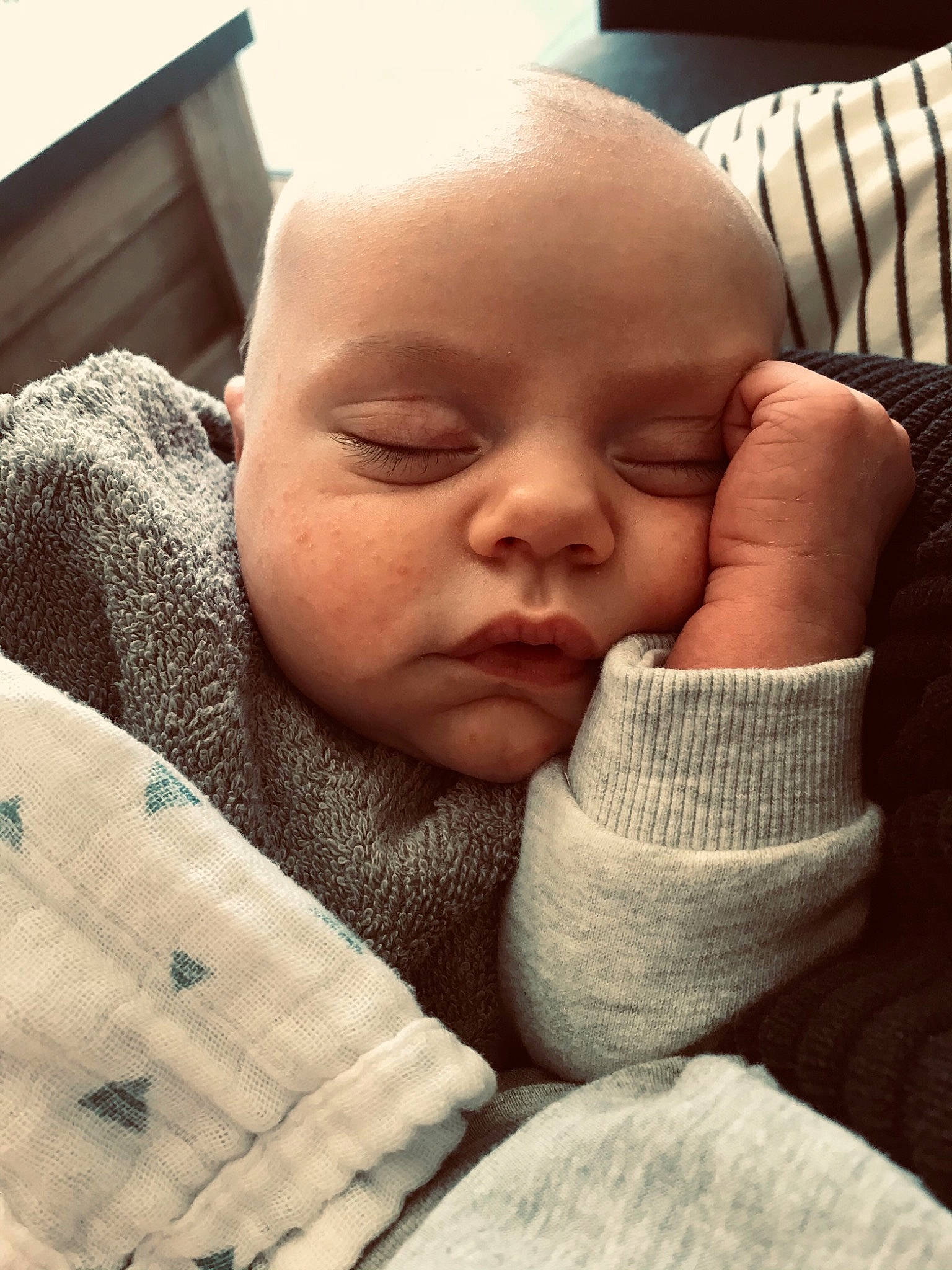 Hugo participe au concours pour gagner de l'argent avec cette photo : baby, baby_products, baby_sleeping, baby_toddler_clothing, cheek, child, comfort, creative_arts, eyebrow, finger, linens, nail, nap, person, skin, sleep, sweater, thumb, toddler, wool