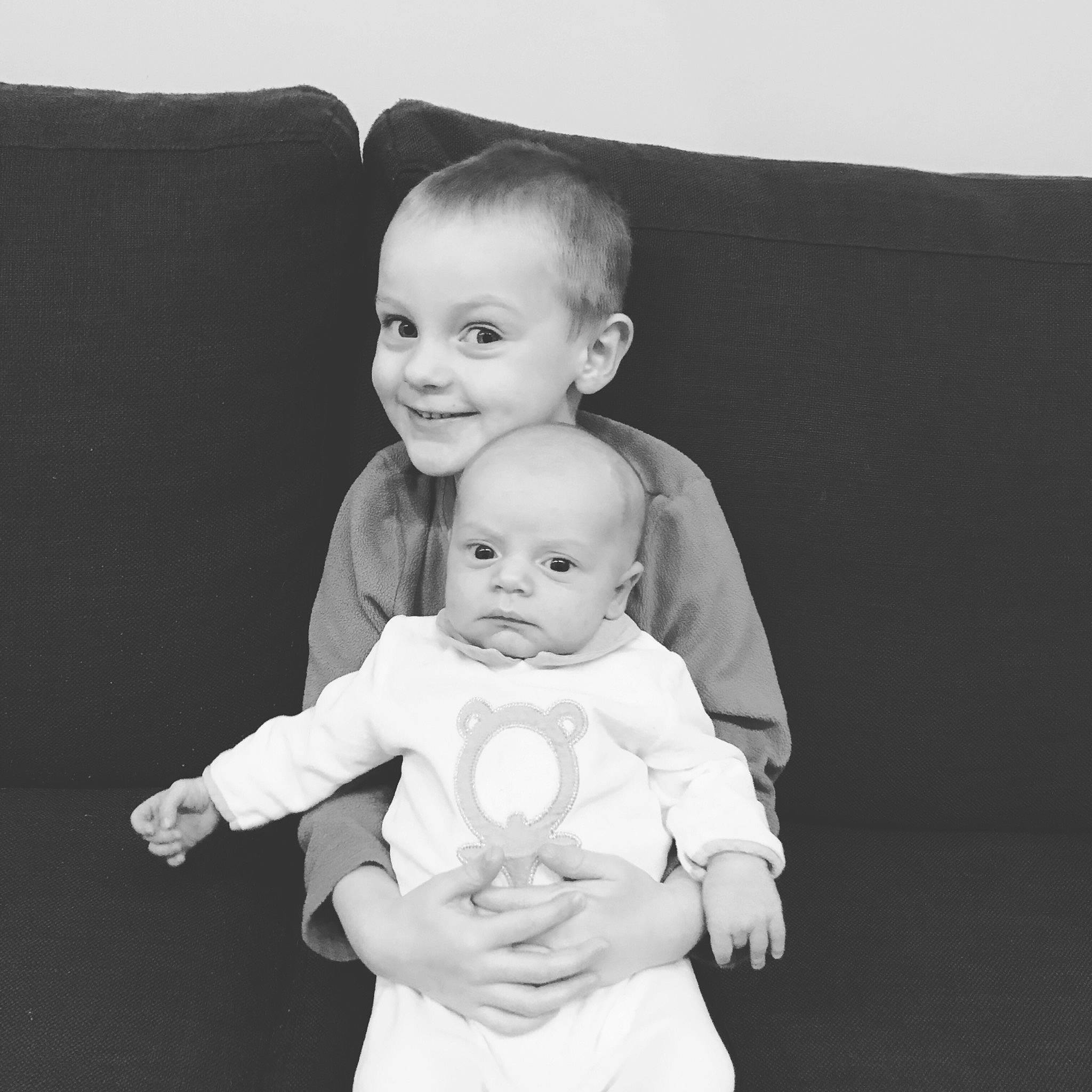 Hugo a rejoint le concours — aidez-le/la à gagner de superbes lots ! arm, baby_toddler_clothing, cheek, child, comfort, couch, ear, facial_expression, finger, hand, head, human, human_body, iris, joy, nose, people, person, photograph, skin