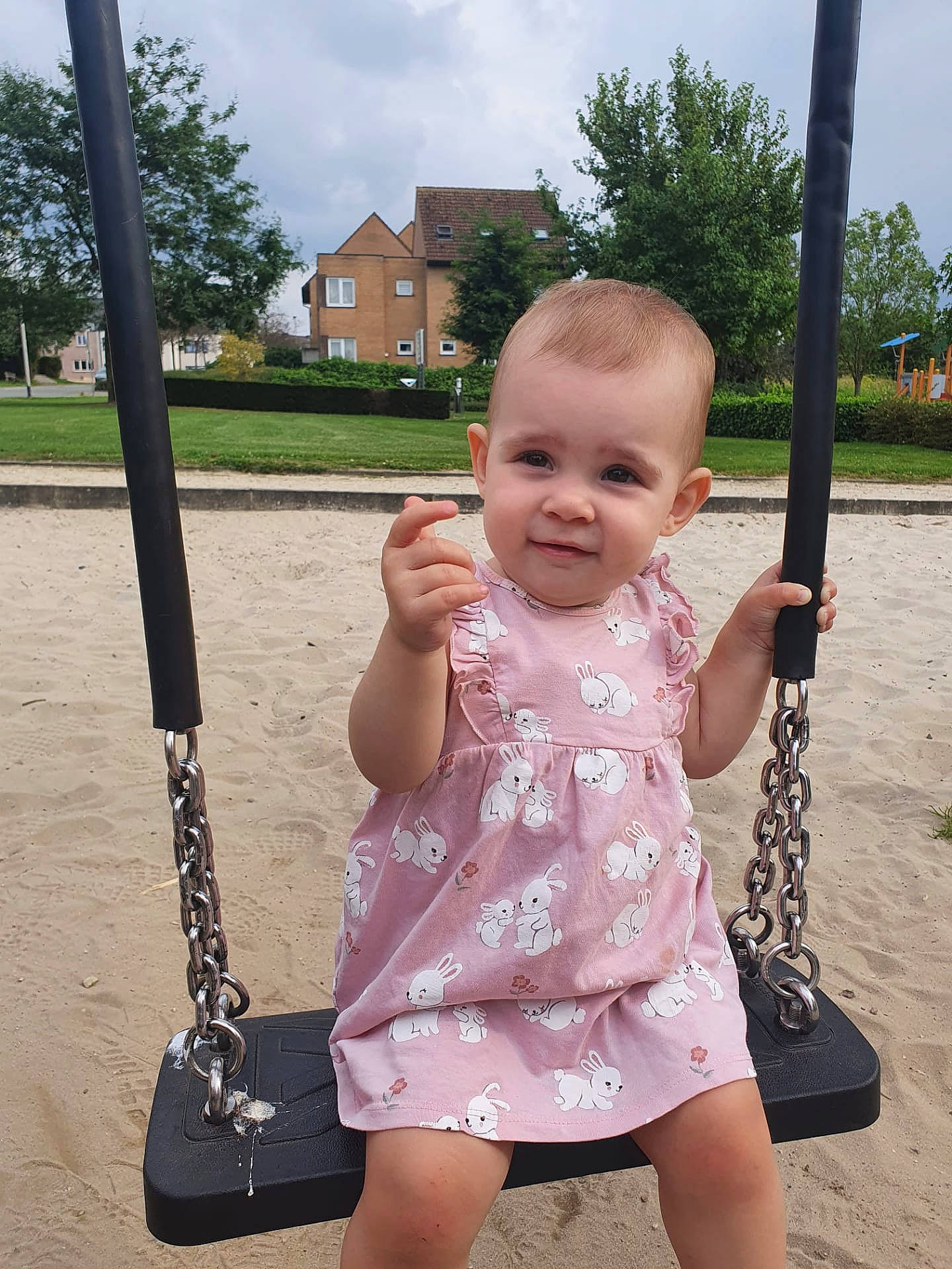 Anaïs a rejoint le concours — aidez-le/la à gagner de superbes lots ! baby_toddler_clothing, black, chin, cloud, facial_expression, finger, gesture, grass, hairstyle, happy, joy, person, photograph, pink, plant, product, sky, sleeve, toddler, tree
