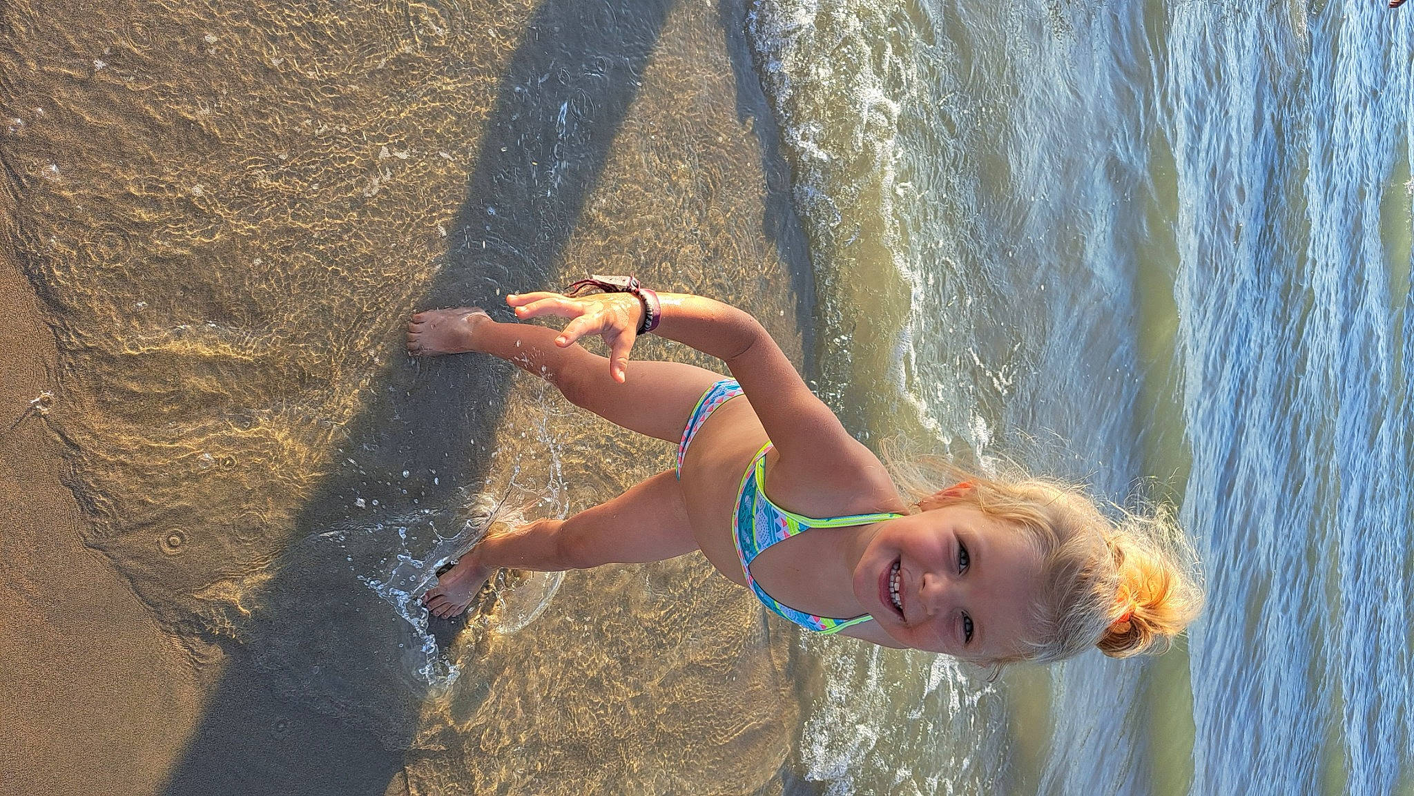 Léa a rejoint le concours — aidez-le/la à gagner de superbes lots ! barefoot, beach, body_of_water, fun, happy, human_body, human_leg, joy, lake, leg, leisure, people_in_nature, people_on_beach, person, recreation, smile, summer, sunlight, swimwear, thigh