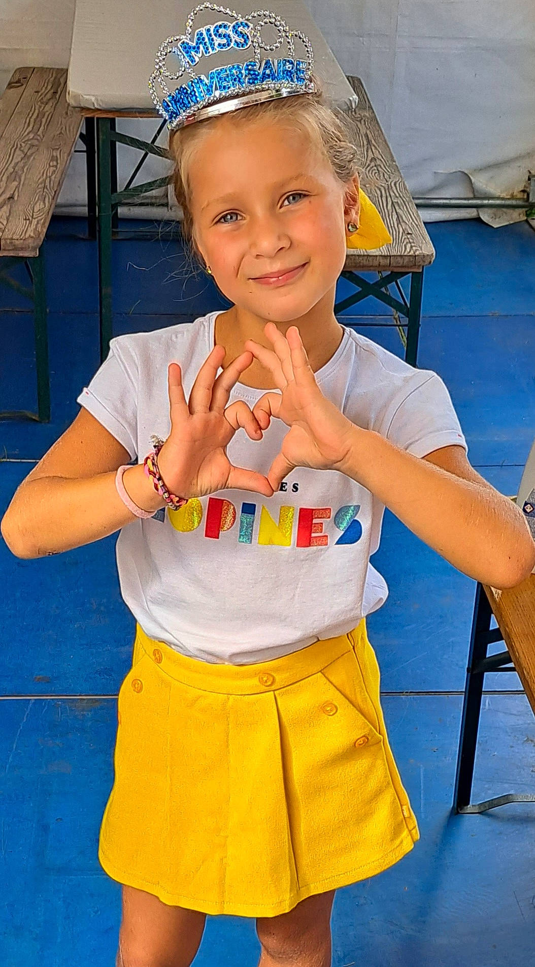 Louanne a rejoint le concours — aidez-le/la à gagner de superbes lots ! blue, chair, child, costume, electric_blue, event, facial_expression, fashion_accessory, fun, hairstyle, hand, happy, jewellery, joy, leisure, person, shorts, smile, thumb, toddler
