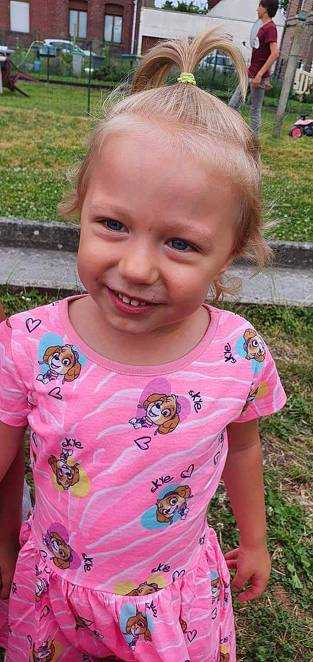 Lyna Et Luna participe au concours pour gagner de l'argent avec cette photo : cheek, eye, facial_expression, forehead, hair, hairstyle, happy, head, iris, joy, lip, mouth, neck, nose, people_in_nature, person, pink, plant, shoulder, skin