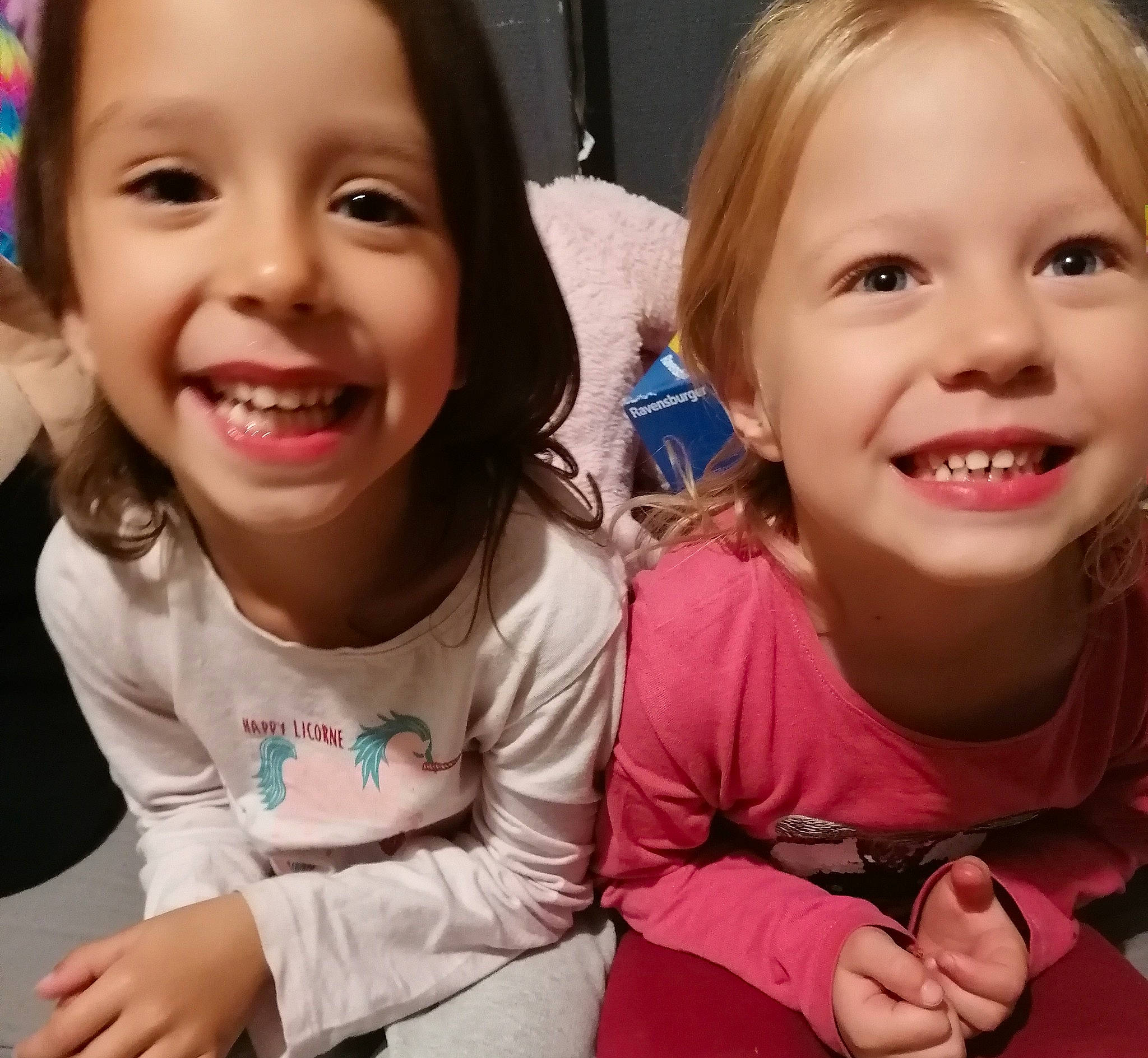 Lyna Et Luna participe au concours pour gagner de l'argent avec cette photo : cheek, chin, ear, eyebrow, face, facial_expression, gesture, hair, happy, head, human, iris, joy, lip, mouth, nose, person, product, sharing, skin