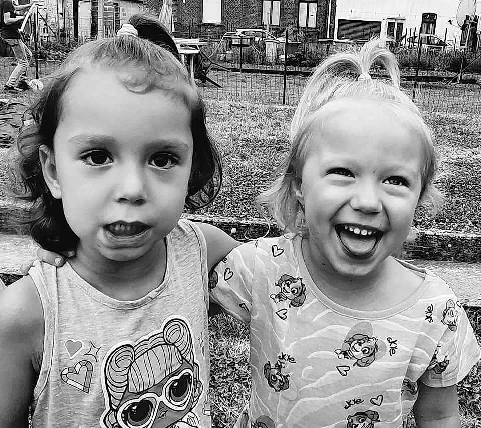 Lyna Et Luna a rejoint le concours — aidez-le/la à gagner de superbes lots ! black, black_and_white, chin, daytime, eye, face, facial_expression, hairstyle, happy, head, human, human_body, iris, mouth, nose, organ, person, photograph, skin, smile