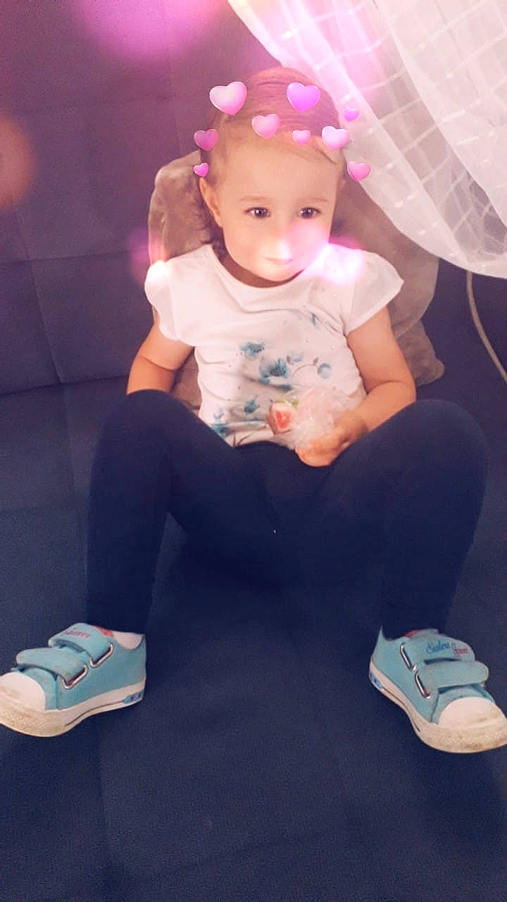 Eleonore participe au concours pour gagner de l'argent avec cette photo : child, cool, fun, girl, hair_accessory, infant, person, pink, play, product, purple, sitting, skin, toddler