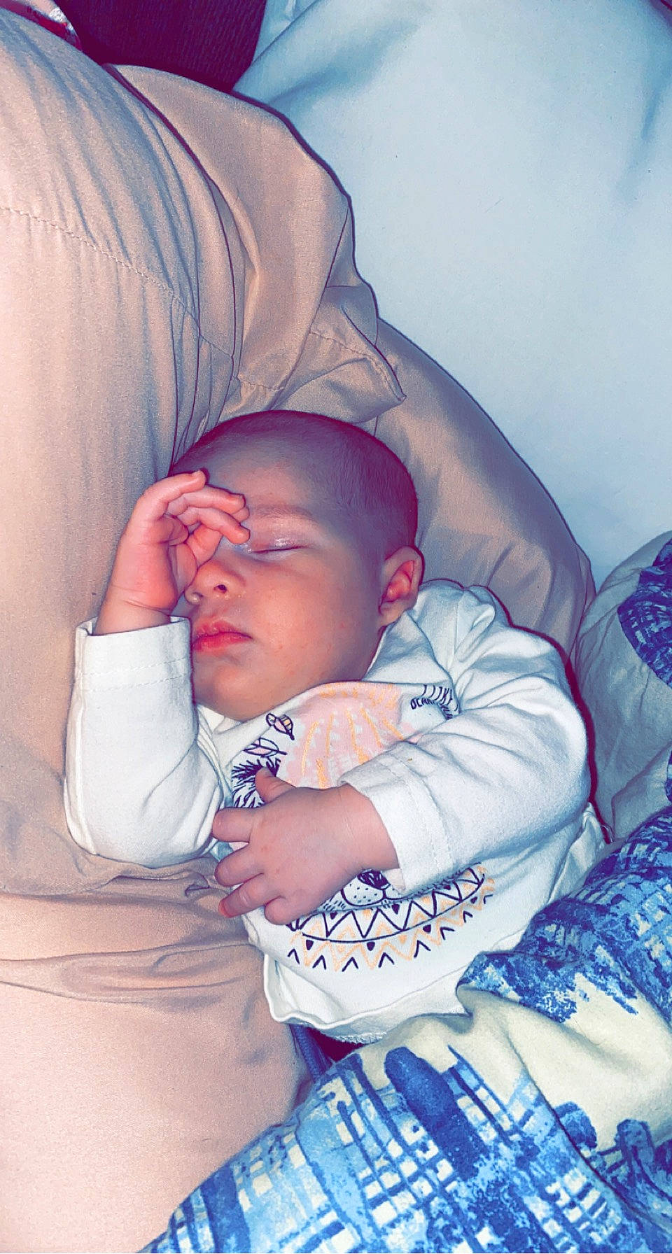 Laurena a rejoint le concours — aidez-le/la à gagner de superbes lots ! abdomen, arm, baby, baby_sleeping, baby_toddler_clothing, bed, bedding, bedtime, blue, child, comfort, elbow, finger, glasses, hand, happy, linens, mouth, person, purple