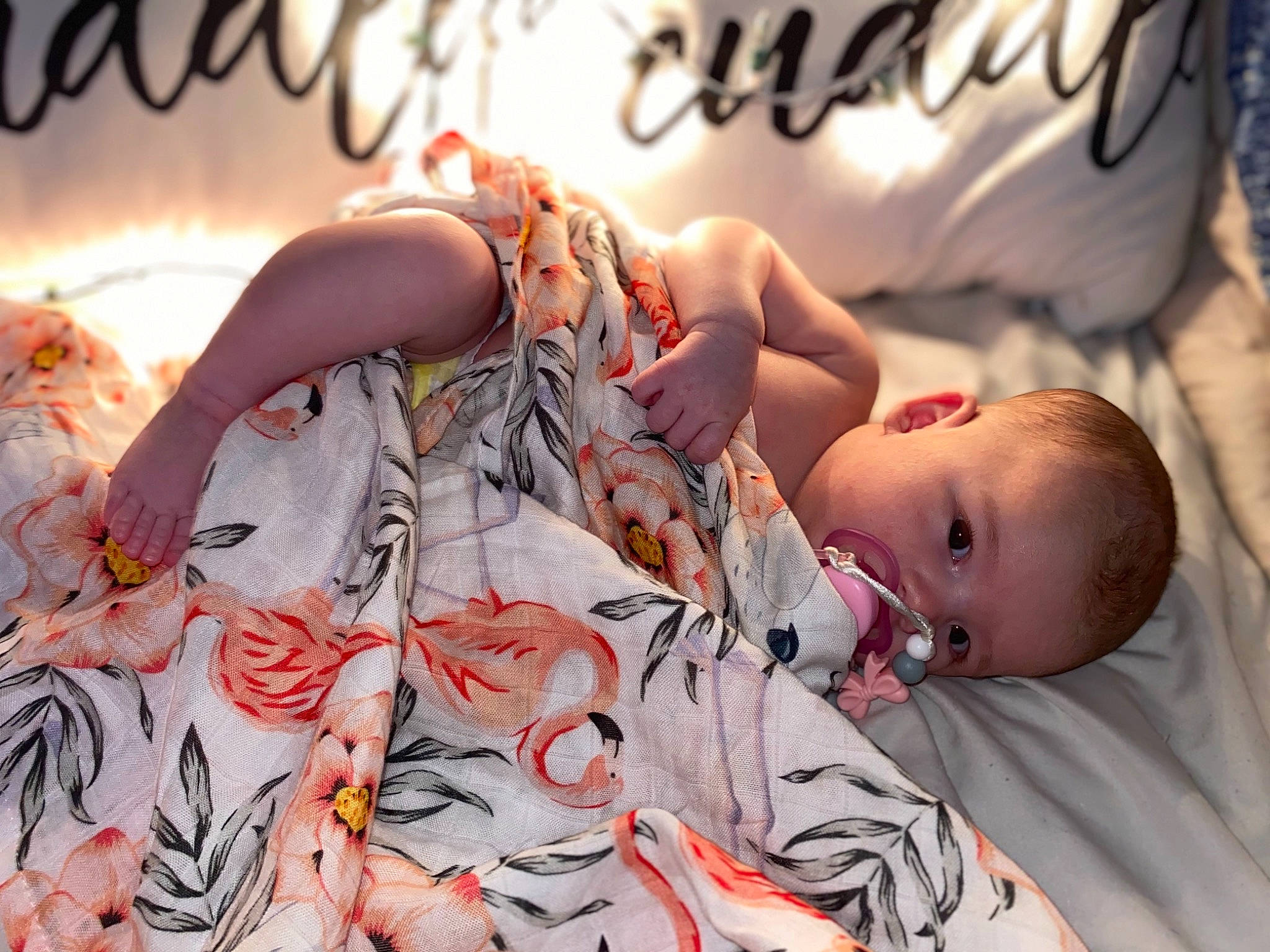 Laurena a rejoint le concours — aidez-le/la à gagner de superbes lots ! arm, baby, bed, comfort, eye, facial_expression, finger, hair, hand, head, human, human_body, linens, mouth, muscle, orange, person, product, skin, textile