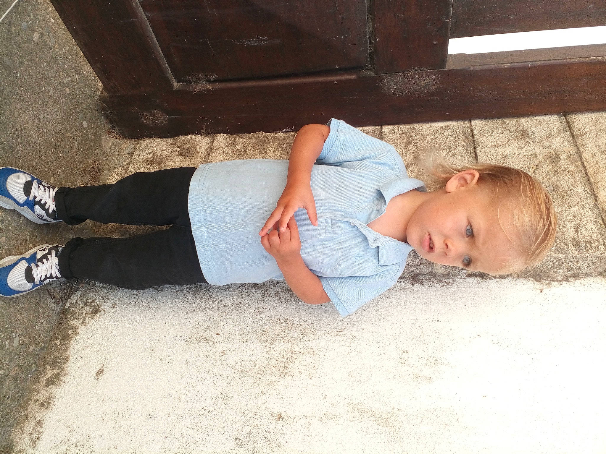 Lissandro a rejoint le concours — aidez-le/la à gagner de superbes lots ! comfort, elbow, floor, flooring, foot, fun, grass, human_leg, knee, leg, leisure, person, shoe, shorts, sitting, sneakers, sock, sorrow, t_shirt, thigh