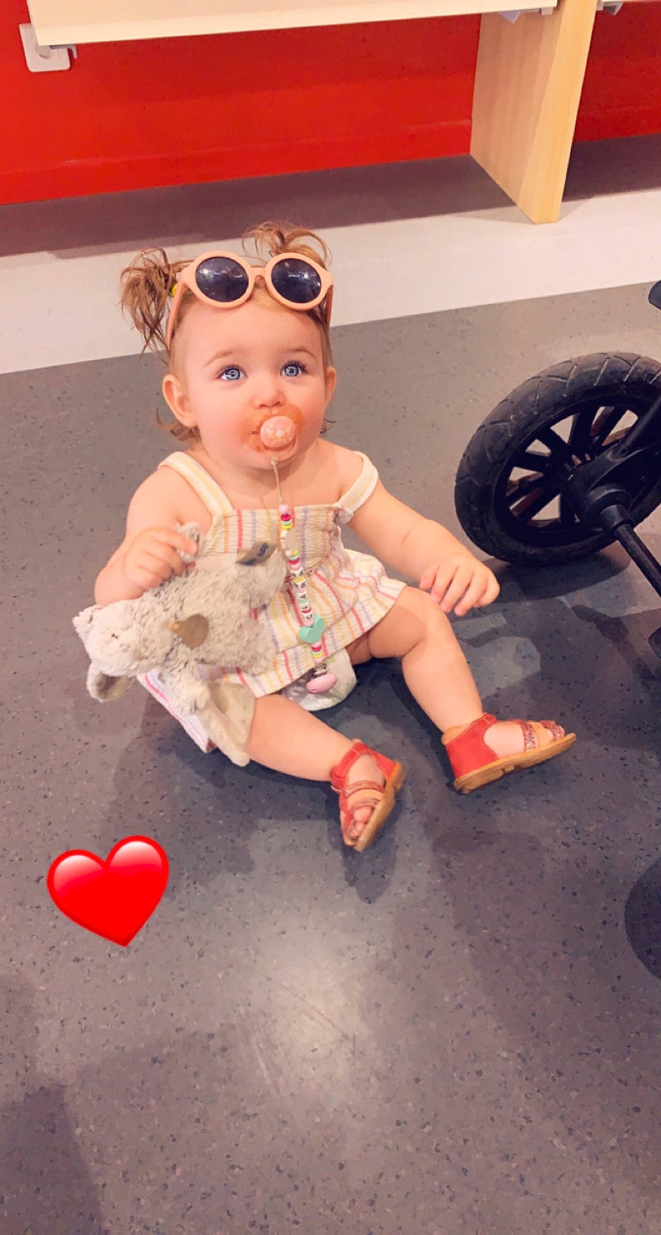 Clara a rejoint le concours — aidez-le/la à gagner de superbes lots ! alloy_wheel, automotive_tire, baby_toddler_clothing, doll, eyewear, fawn, flooring, foot, goggles, happy, machine, person, rim, sitting, skin, sleeve, sunglasses, surprise, tire, toy