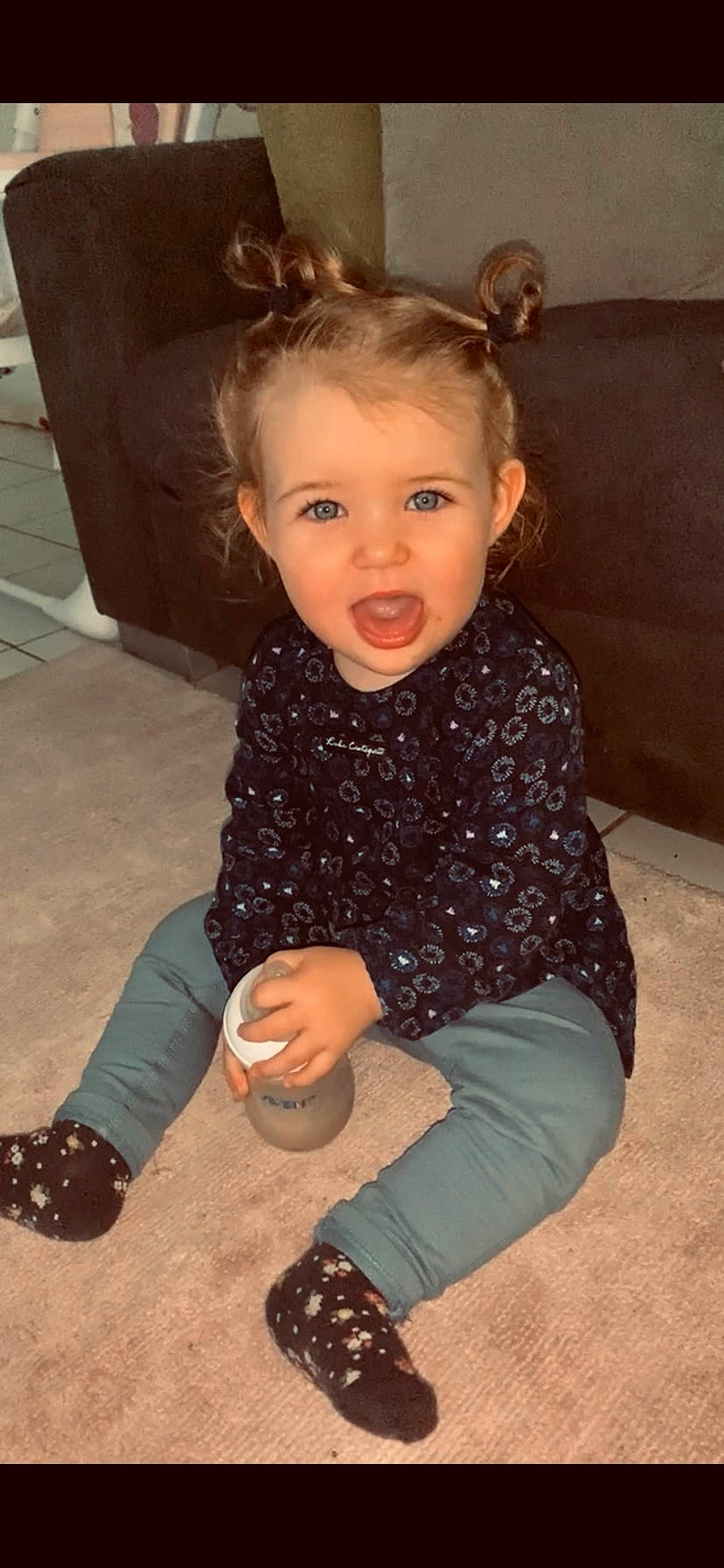 Clara participe au concours pour gagner de l'argent avec cette photo : baby_toddler_clothing, cheek, child, eye, floor, flooring, fun, hair, hairstyle, happy, head, people, person, sitting, skin, sleeve, smile, standing, thigh, toddler