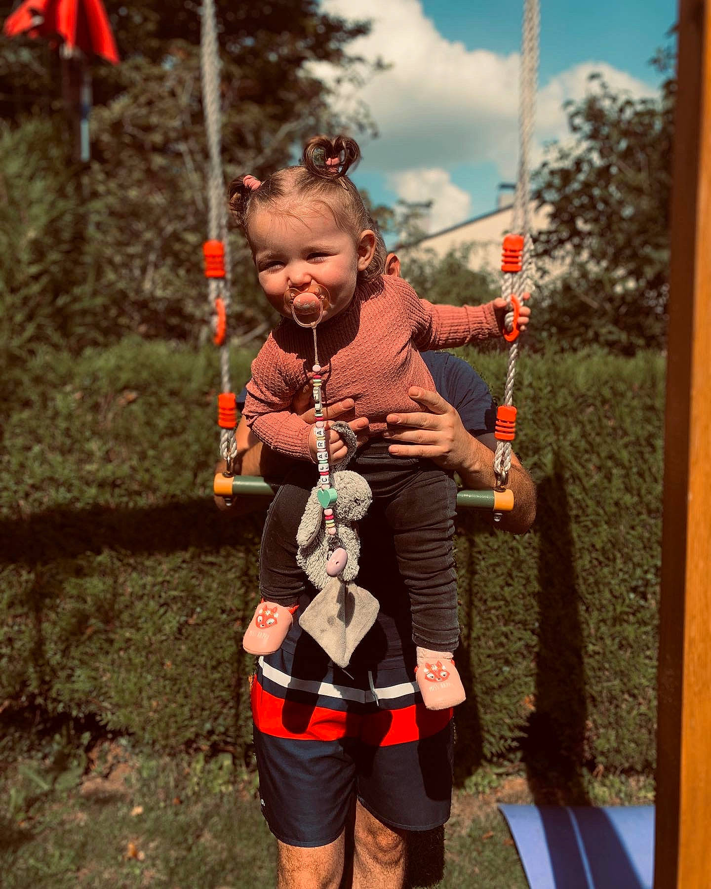 Clara a rejoint le concours — aidez-le/la à gagner de superbes lots ! child, cloud, costume, event, fashion_accessory, fun, grass, happy, jewellery, leisure, necklace, orange, person, recreation, shorts, sky, smile, swing, thigh, toddler