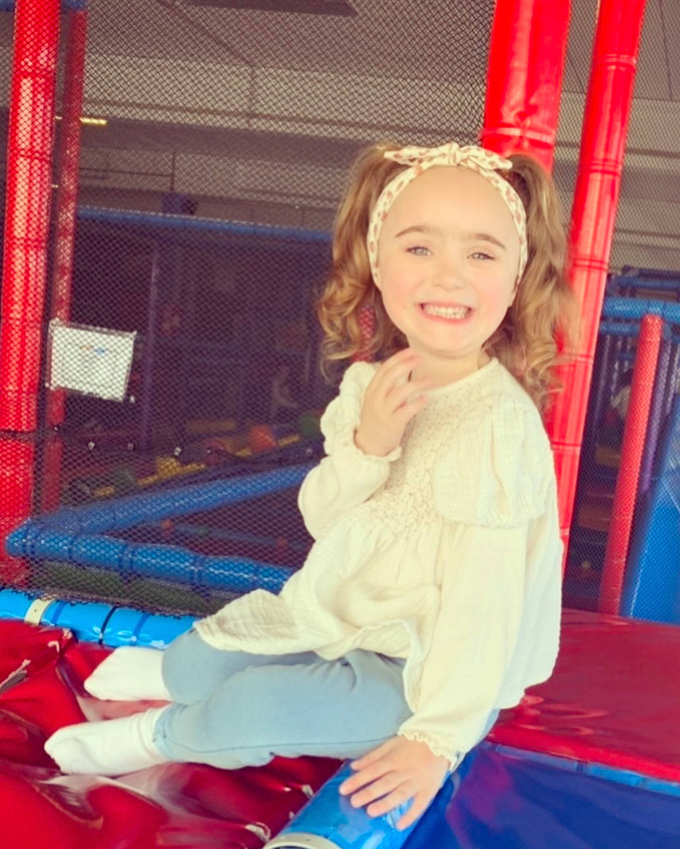 Léna participe au concours pour gagner de l'argent avec cette photo : blond, bookcase, child, city, electric_blue, fun, happy, headwear, human_leg, joy, lap, leisure, magenta, outdoor_play_equipment, person, play, playground, recreation, room, sitting