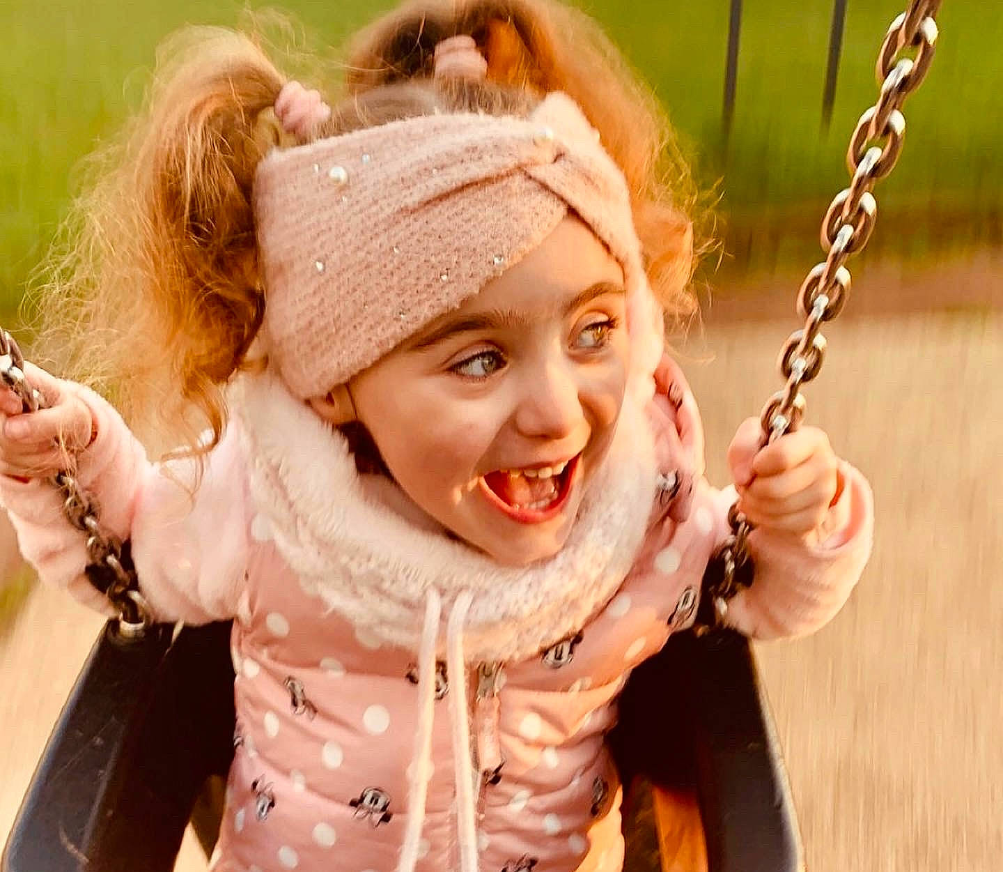 Léna participe au concours pour gagner de l'argent avec cette photo : arm, blond, child, cool, fashion_accessory, finger, fun, gesture, grass, hand, happy, headwear, jewellery, leisure, lip, necklace, people_in_nature, person, playground, recreation