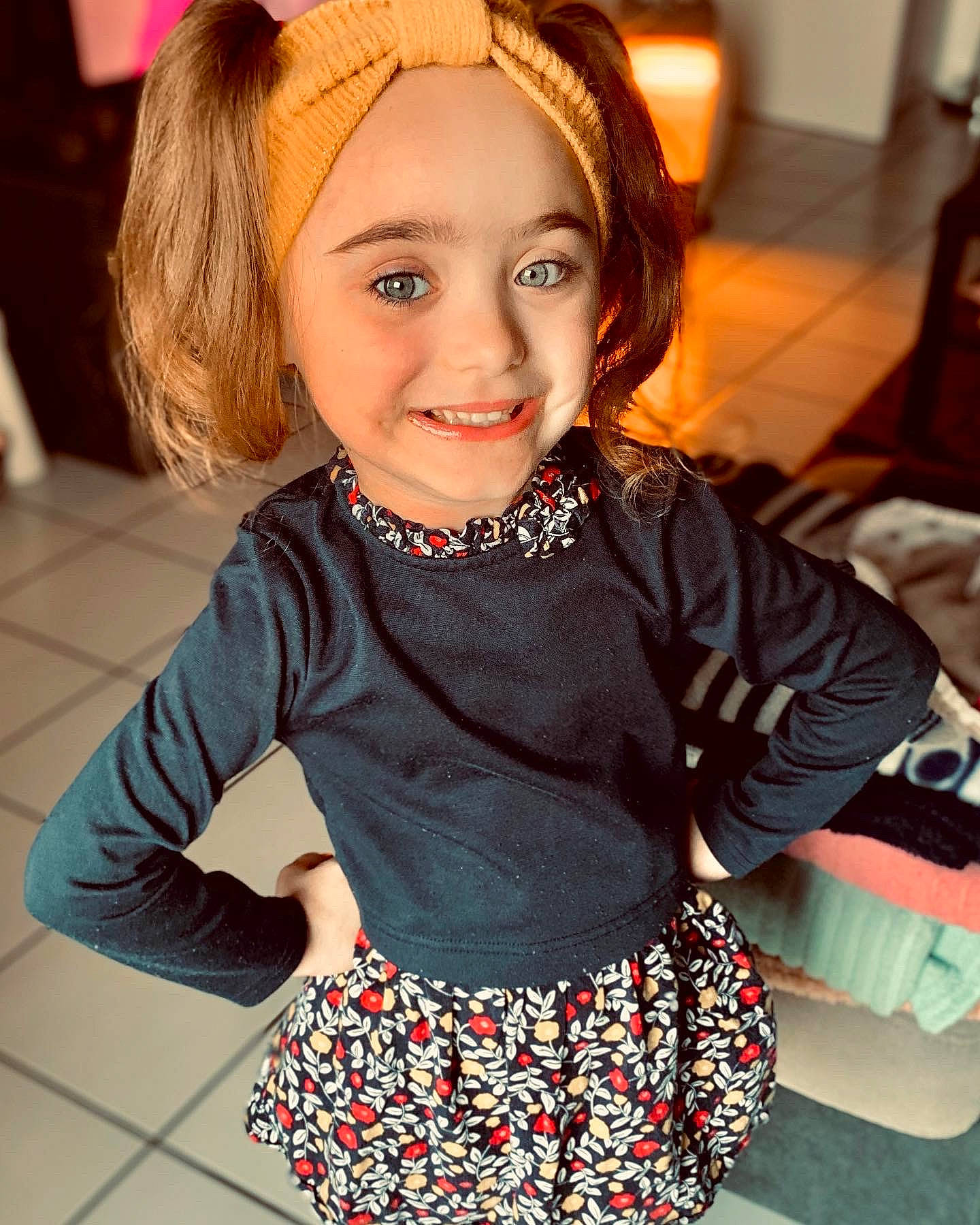 Léna a rejoint le concours — aidez-le/la à gagner de superbes lots ! baby_toddler_clothing, beauty, brown_hair, cap, child, costume_hat, event, fashion_accessory, fun, happy, headband, headpiece, holiday, joy, laugh, pattern, person, sleeve, smile, t_shirt