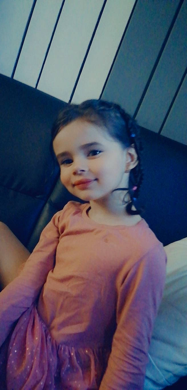 Tia a rejoint le concours — aidez-le/la à gagner de superbes lots ! arm, chin, dress, eye, eyebrow, face, facial_expression, flash_photography, gesture, hairstyle, happy, human_body, iris, joy, lip, mouth, neck, nose, person, shoulder