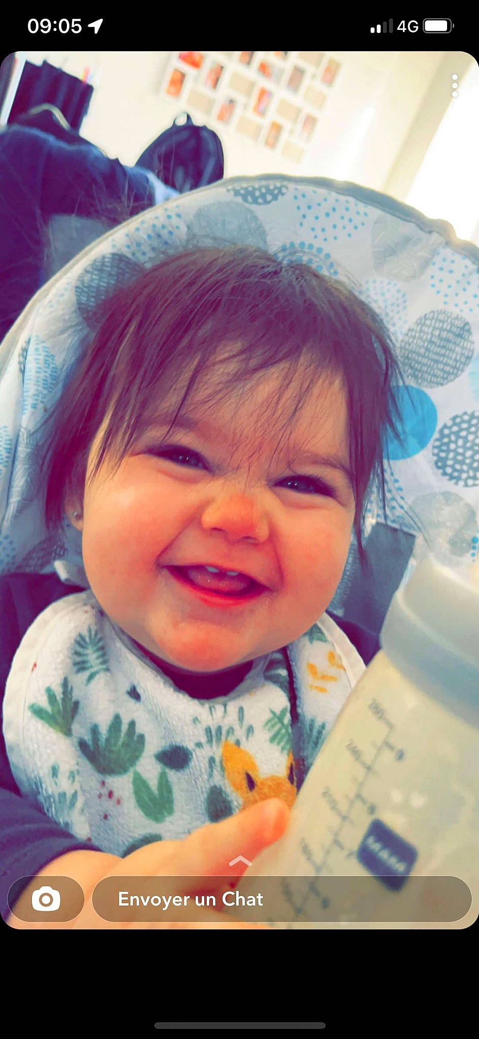 Laïana participe au concours pour gagner de l'argent avec cette photo : baby, baby_bottle, baby_toddler_clothing, blue, cheek, chin, ear, eyebrow, eyelash, happy, iris, joy, lip, mouth, nose, organ, person, pink, plastic_bottle, skin